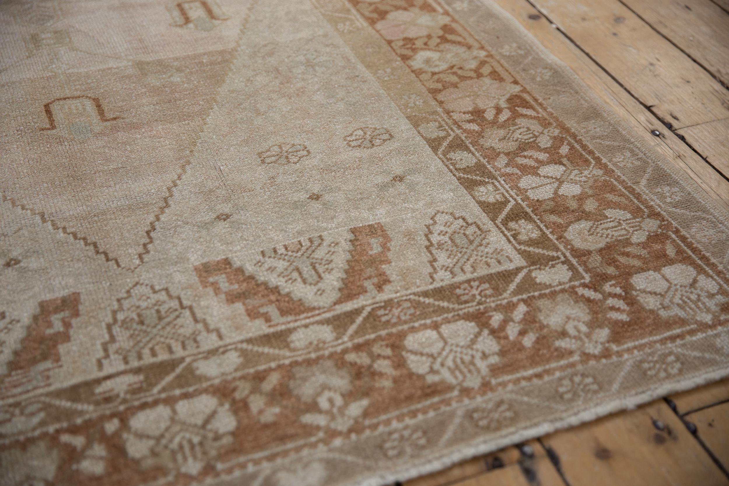Tappeto Oushak vintage con segni di invecchiamento in vendita 3
