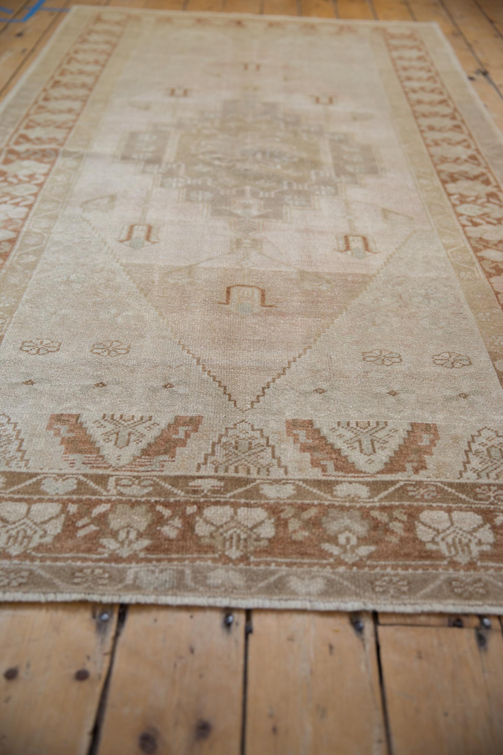 Tappeto Oushak vintage con segni di invecchiamento in vendita 4