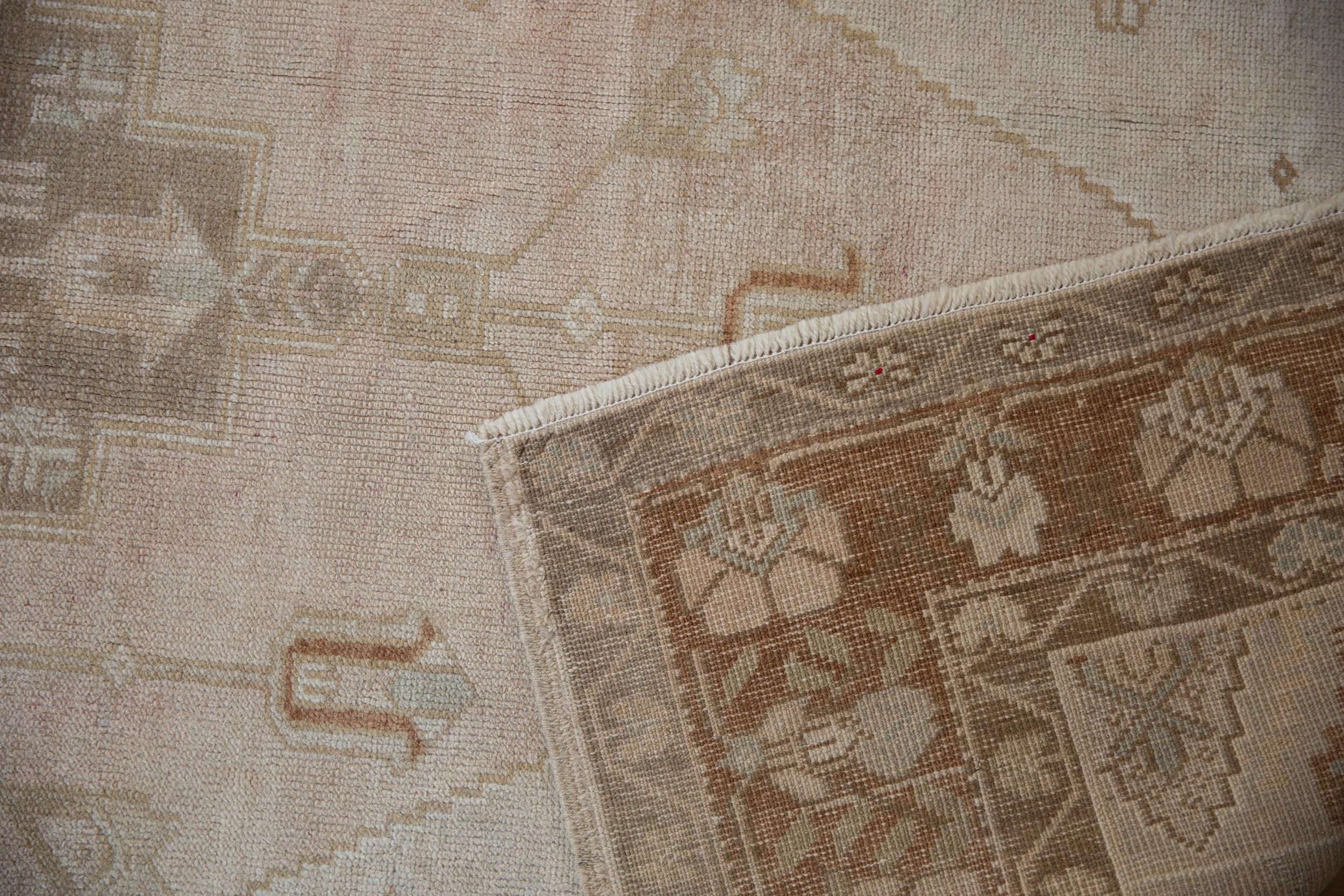 Turco Tappeto Oushak vintage con segni di invecchiamento in vendita