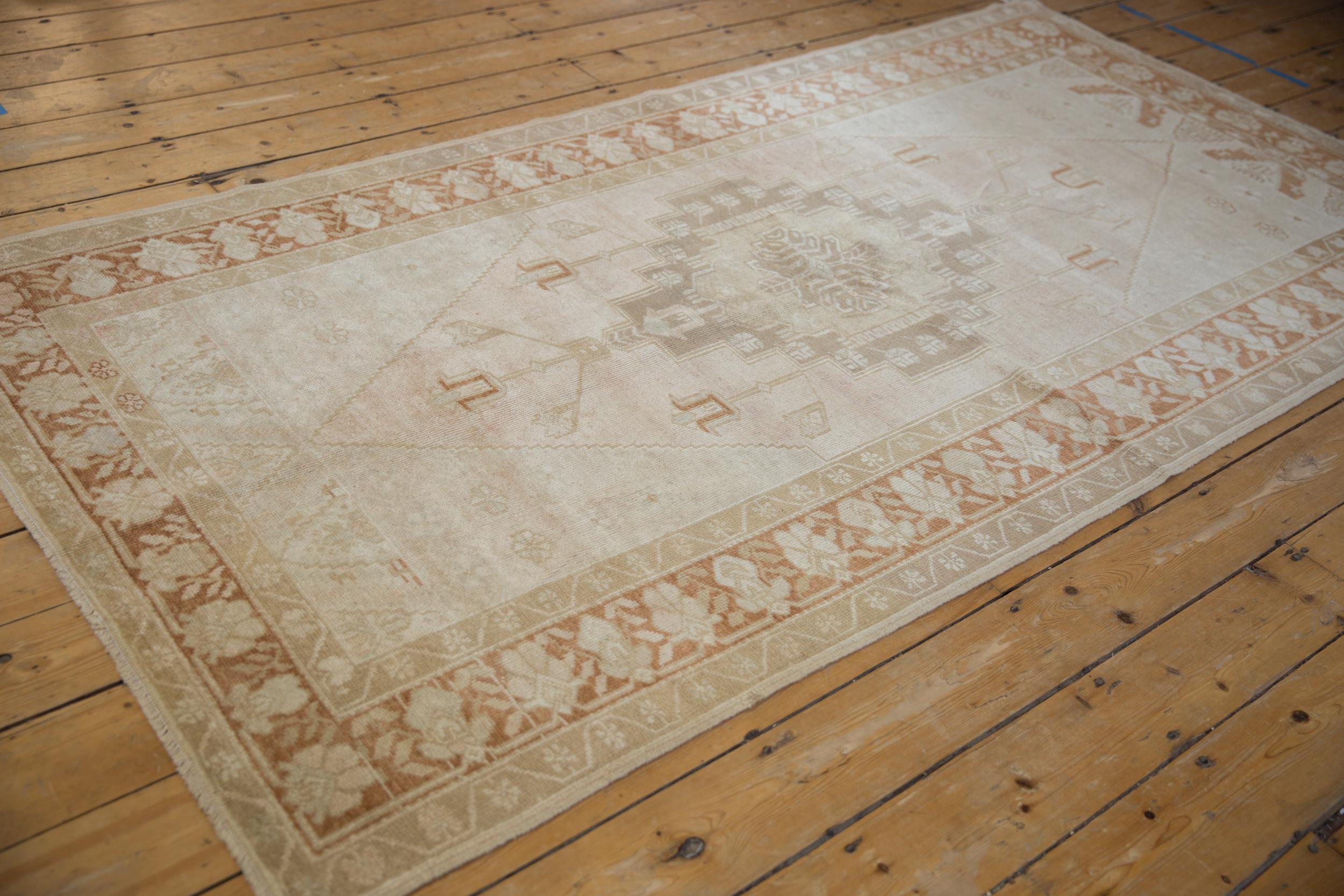 Tappeto Oushak vintage con segni di invecchiamento In condizioni discrete in vendita a Katonah, NY