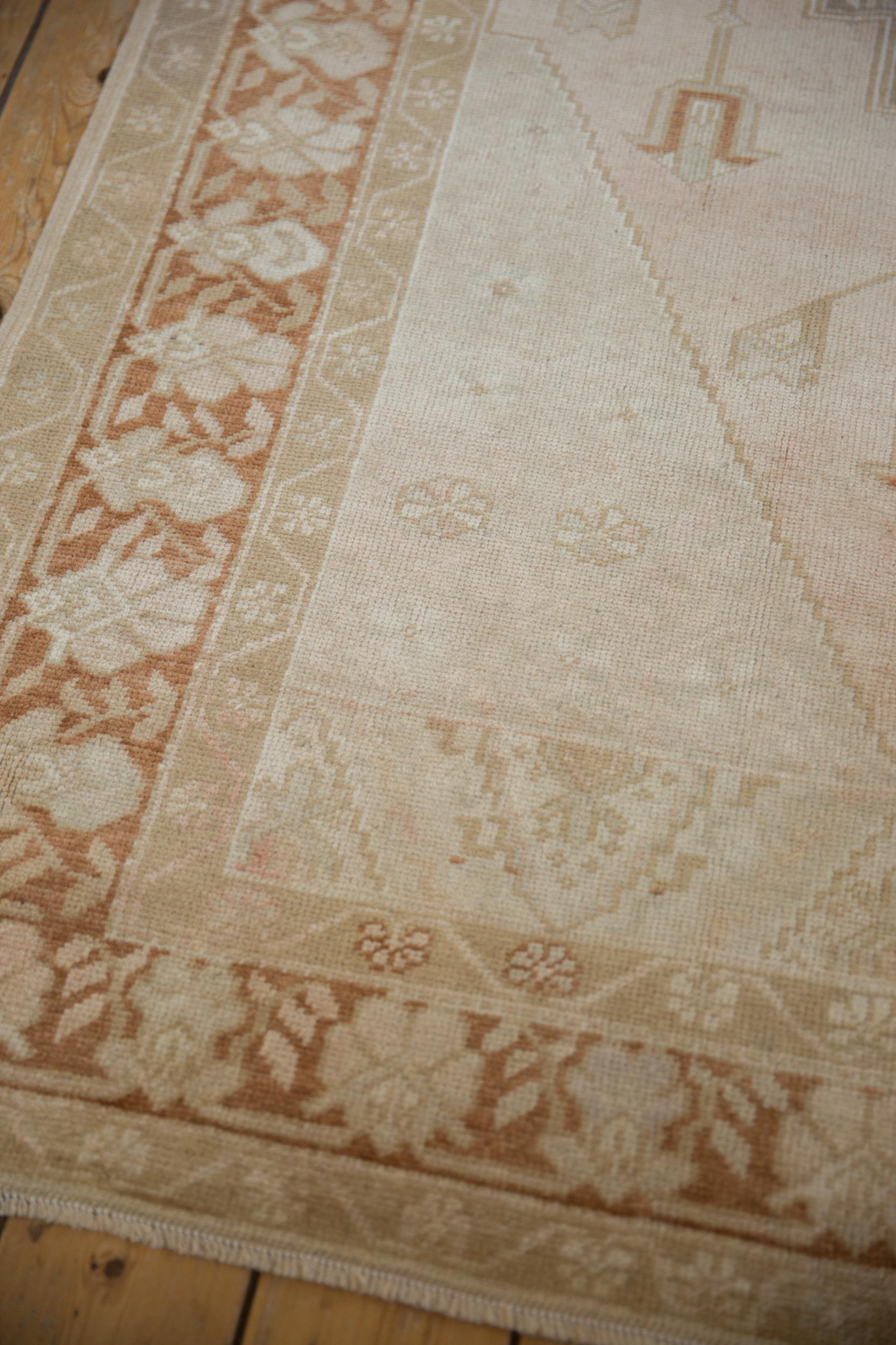 Fine XX secolo Tappeto Oushak vintage con segni di invecchiamento in vendita