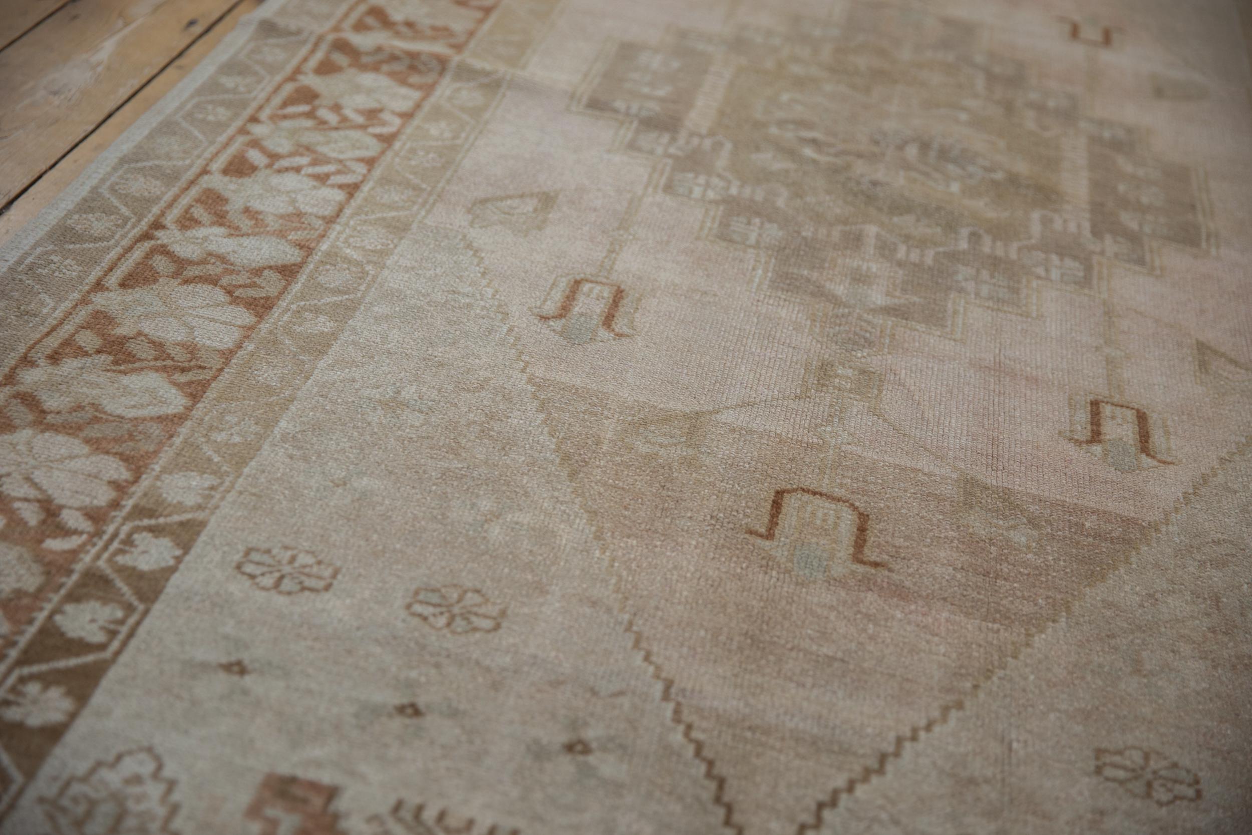 Tappeto Oushak vintage con segni di invecchiamento in vendita 2