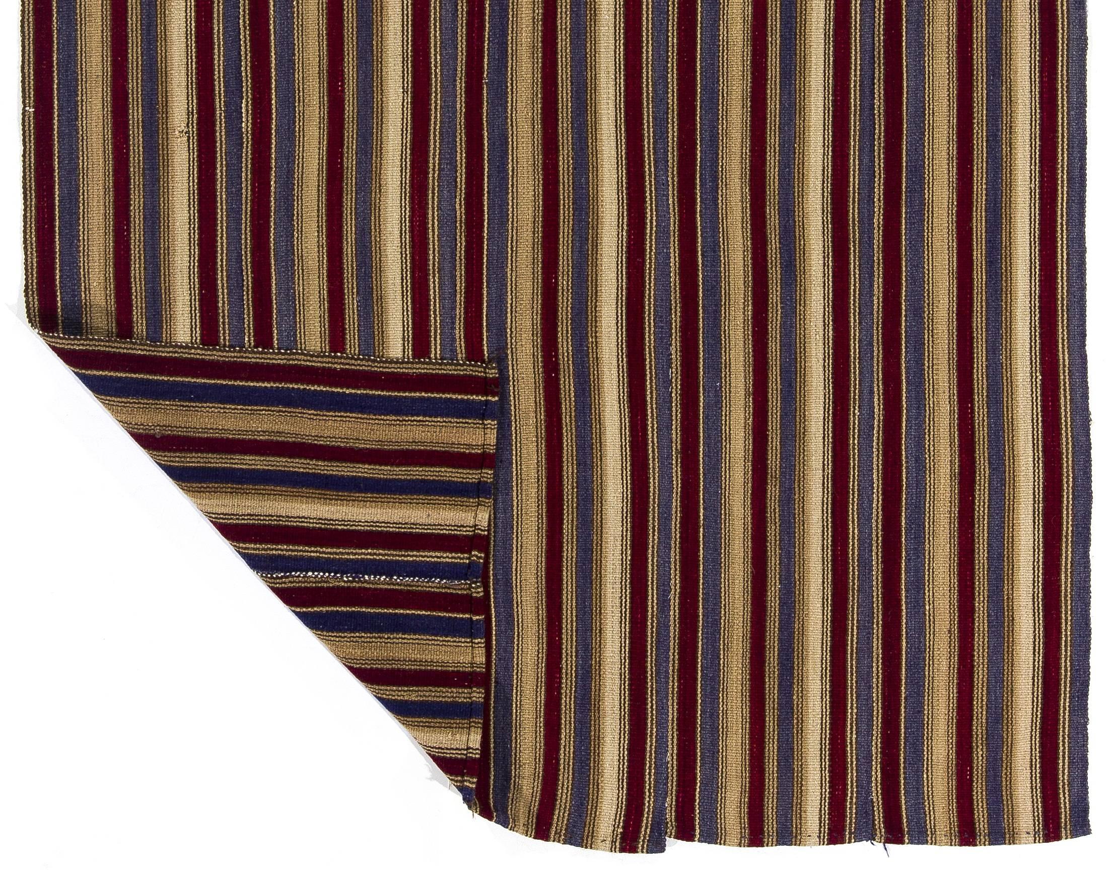 Ein handgewebter Vintage-Teppich aus der Osttürkei. Es ist aus natürlich gefärbter Wolle hergestellt. Diese Art von Kelims wurde im 20. Jahrhundert in ganz Anatolien für den täglichen Gebrauch und nicht für den Wiederverkauf oder den Export