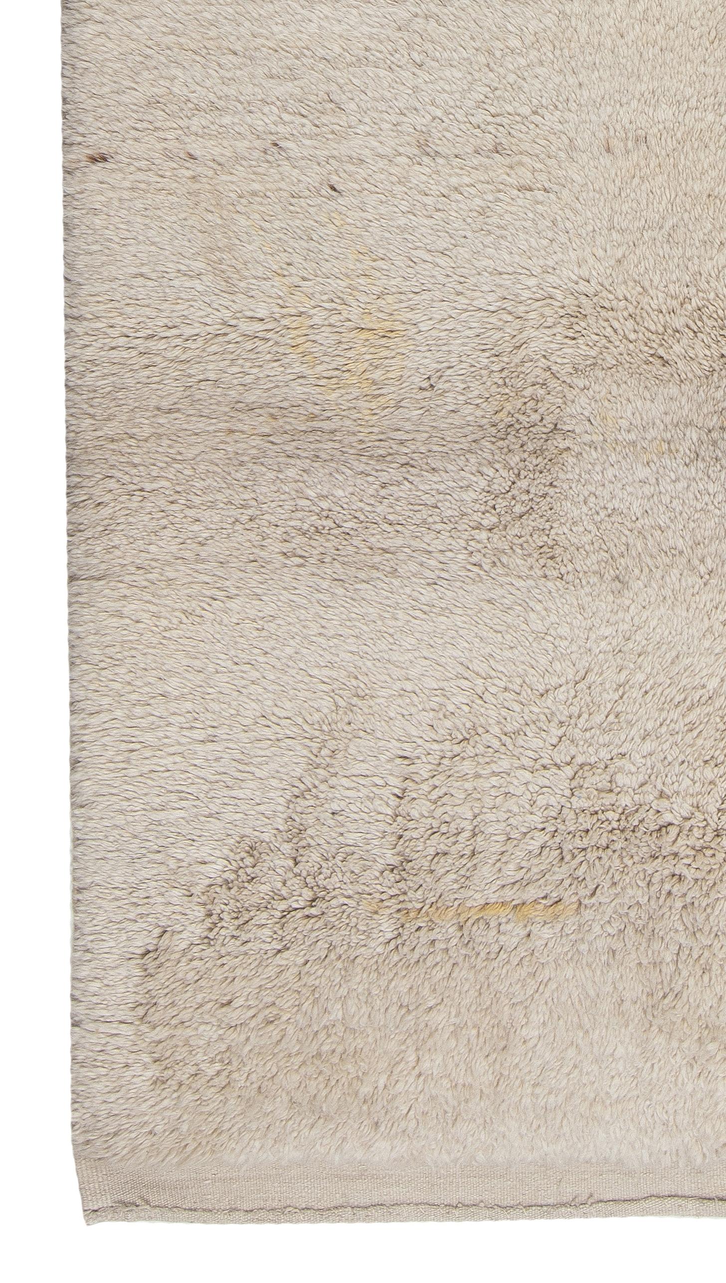 4,5x9 ft Plain Massiv Cremefarbener türkischer handgefertigter Teppich 'Tulu', 100% natürliche und unbefärbte Wolle (Türkisch) im Angebot