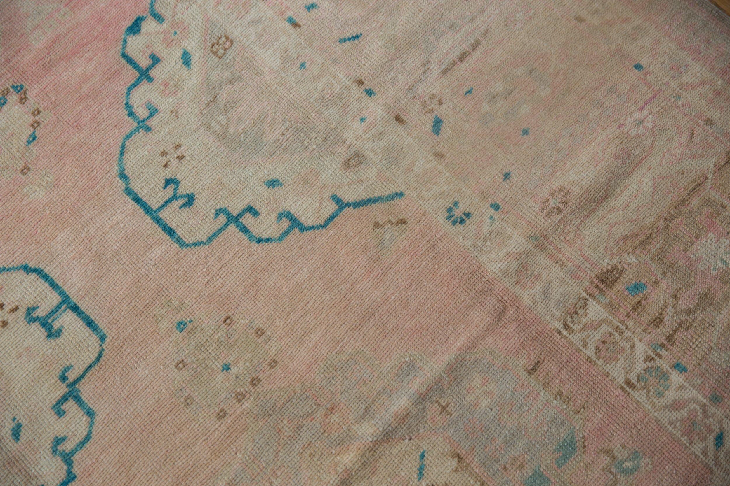 Distressed Oushak-Teppich-Läufer, Vintage im Zustand „Relativ gut“ im Angebot in Katonah, NY
