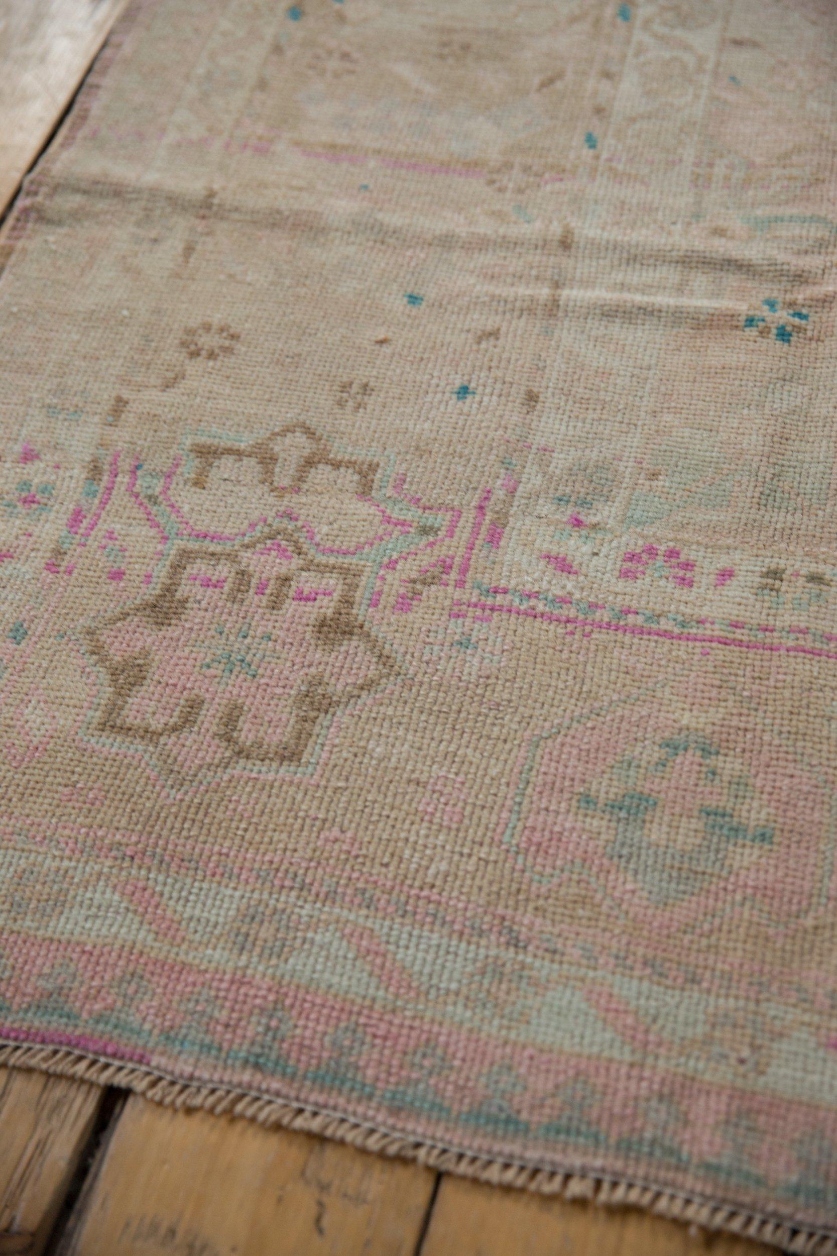 Distressed Oushak-Teppich-Läufer, Vintage (Ende des 20. Jahrhunderts) im Angebot