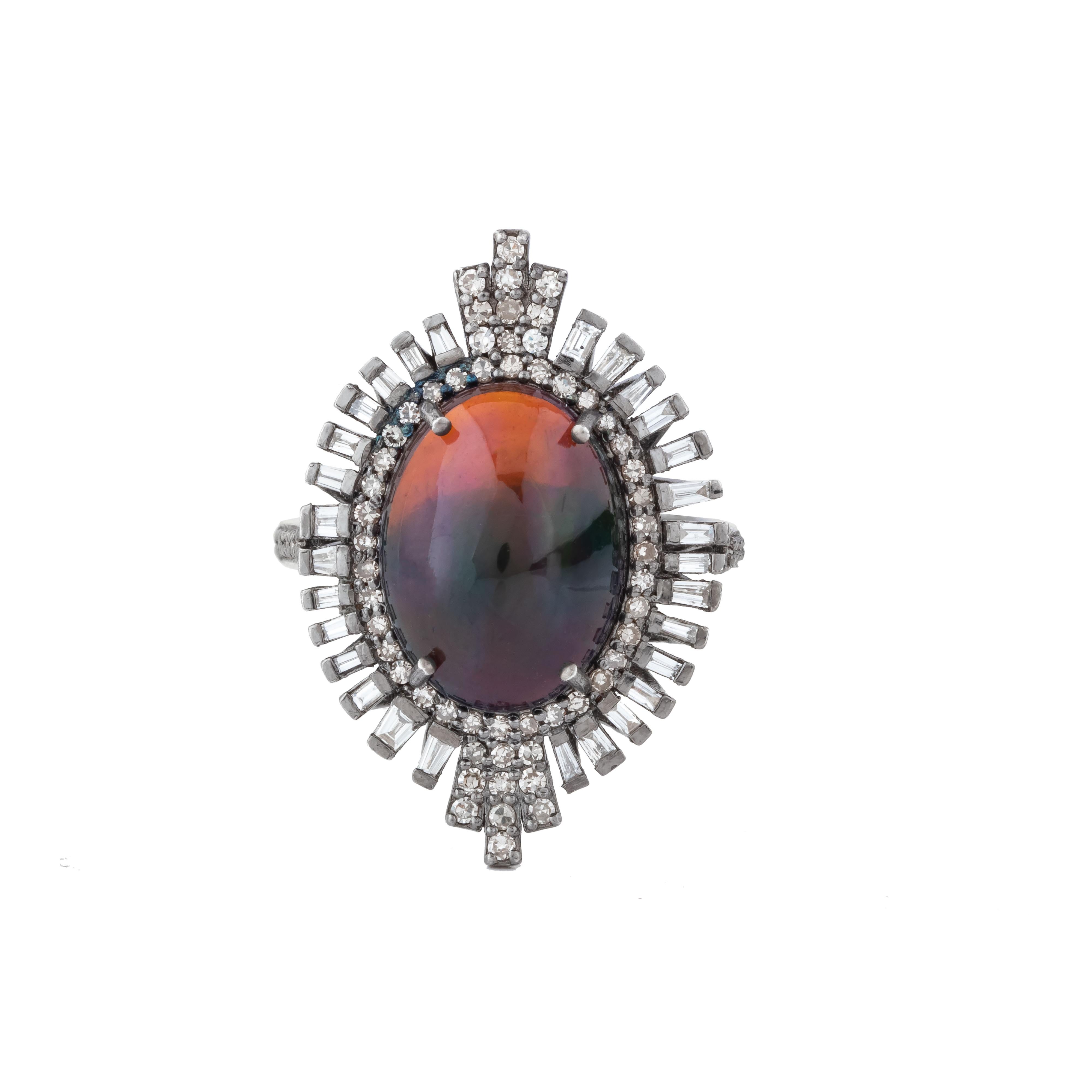 Der Solitärring aus Diamanten und Opalen mit 4,6 Karat ist ein Meisterwerk der Eleganz und eine atemberaubende Mischung aus Schillern und Brillanz. Im Mittelpunkt steht ein fesselnder Opal, der ein faszinierendes Farbenspiel von feurigen Rot- und