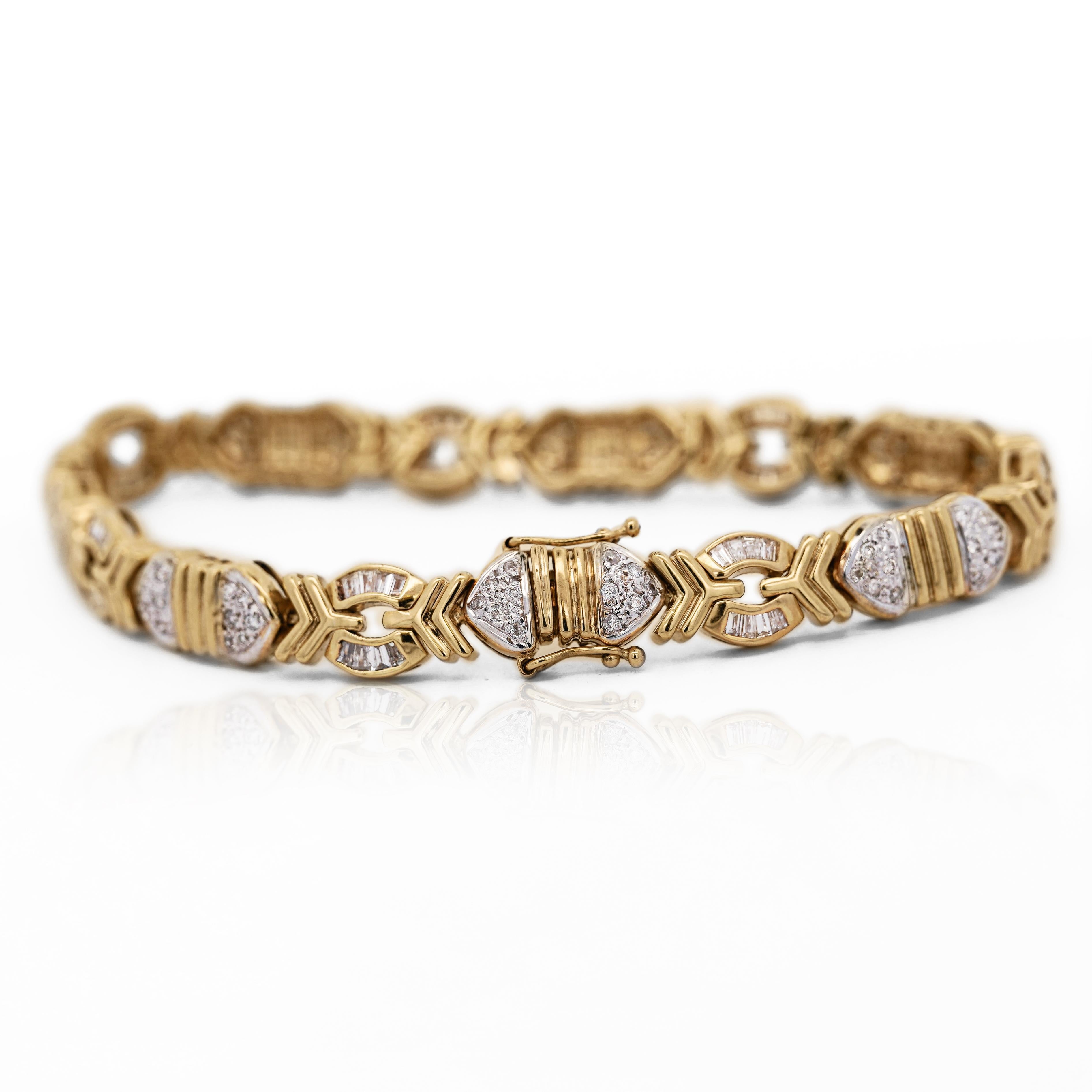 Esta pulsera de eslabones de oro unisex de inspiración retro y formas mixtas presenta un total de 4,60 quilates en diamantes, engastados en oro amarillo macizo de 18 quilates. La pulsera de 7,5 pulgadas mide 7,8 mm de ancho, tiene un cierre de caja
