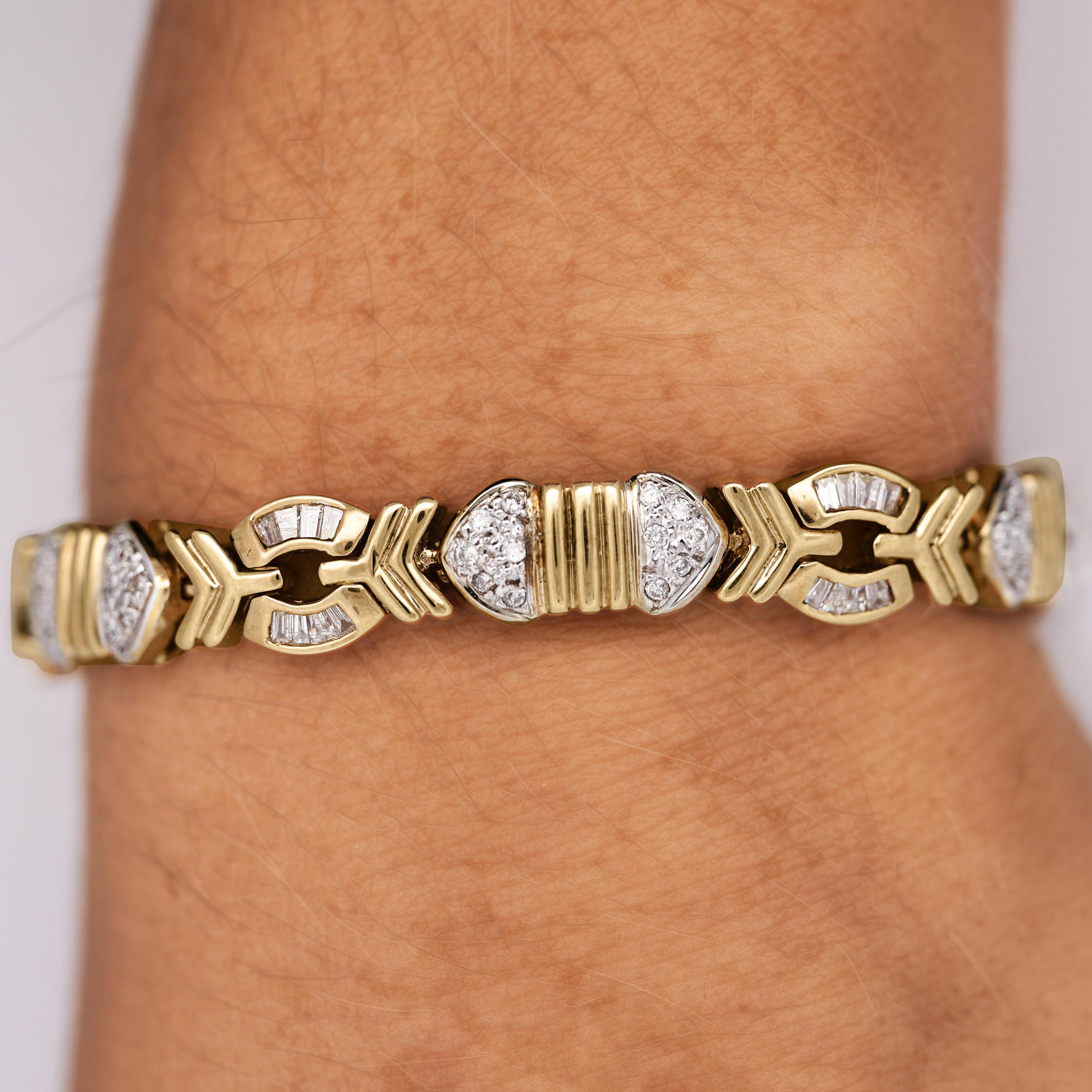 Pulsera unisex de oro de 18 quilates con eslabones multiforma y diamantes de 4,6 quilates Retro en venta