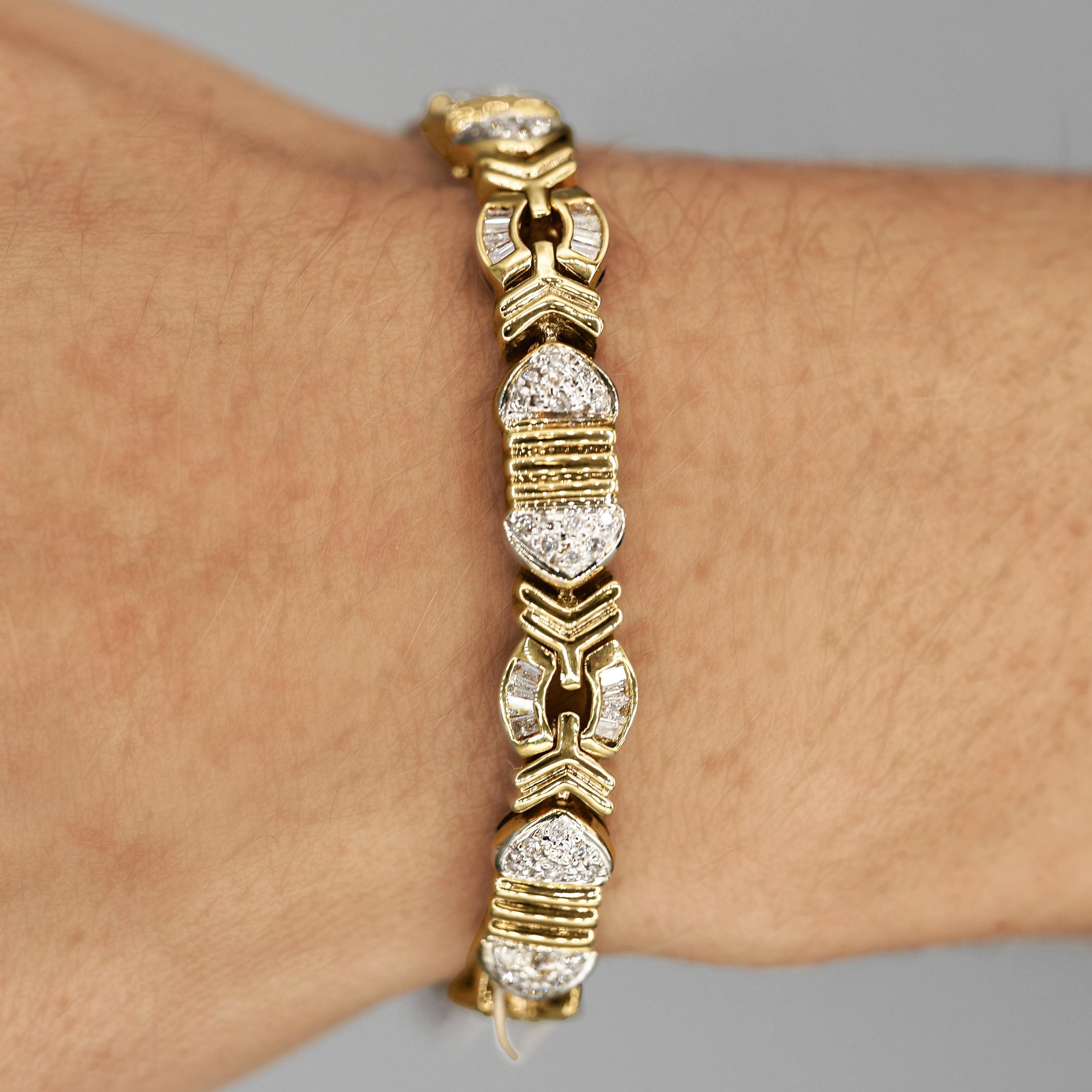 Pulsera unisex de oro de 18 quilates con eslabones multiforma y diamantes de 4,6 quilates en Excelente estado para la venta en Miami, FL