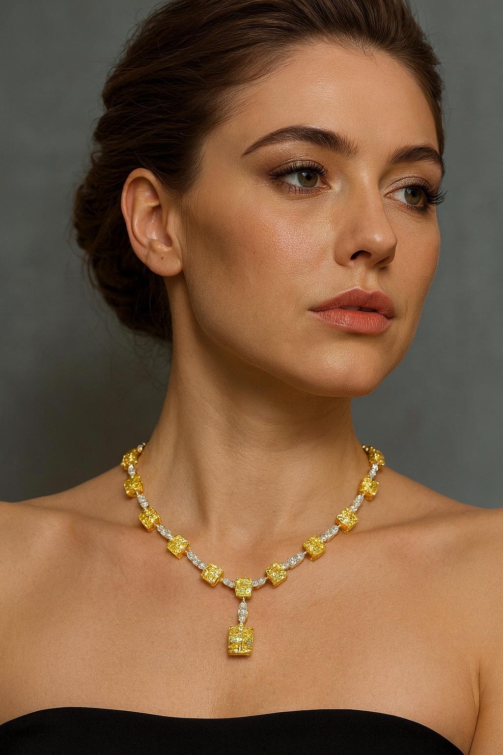 Collana con diamanti gialli fantasia certificati GIA da 4,00 carati in oro bianco e giallo 18 carati

Questa straordinaria collana presenta al centro uno spettacolare diamante Fancy Yellow da 4,00 carati con taglio a cuscino, che emana un colore