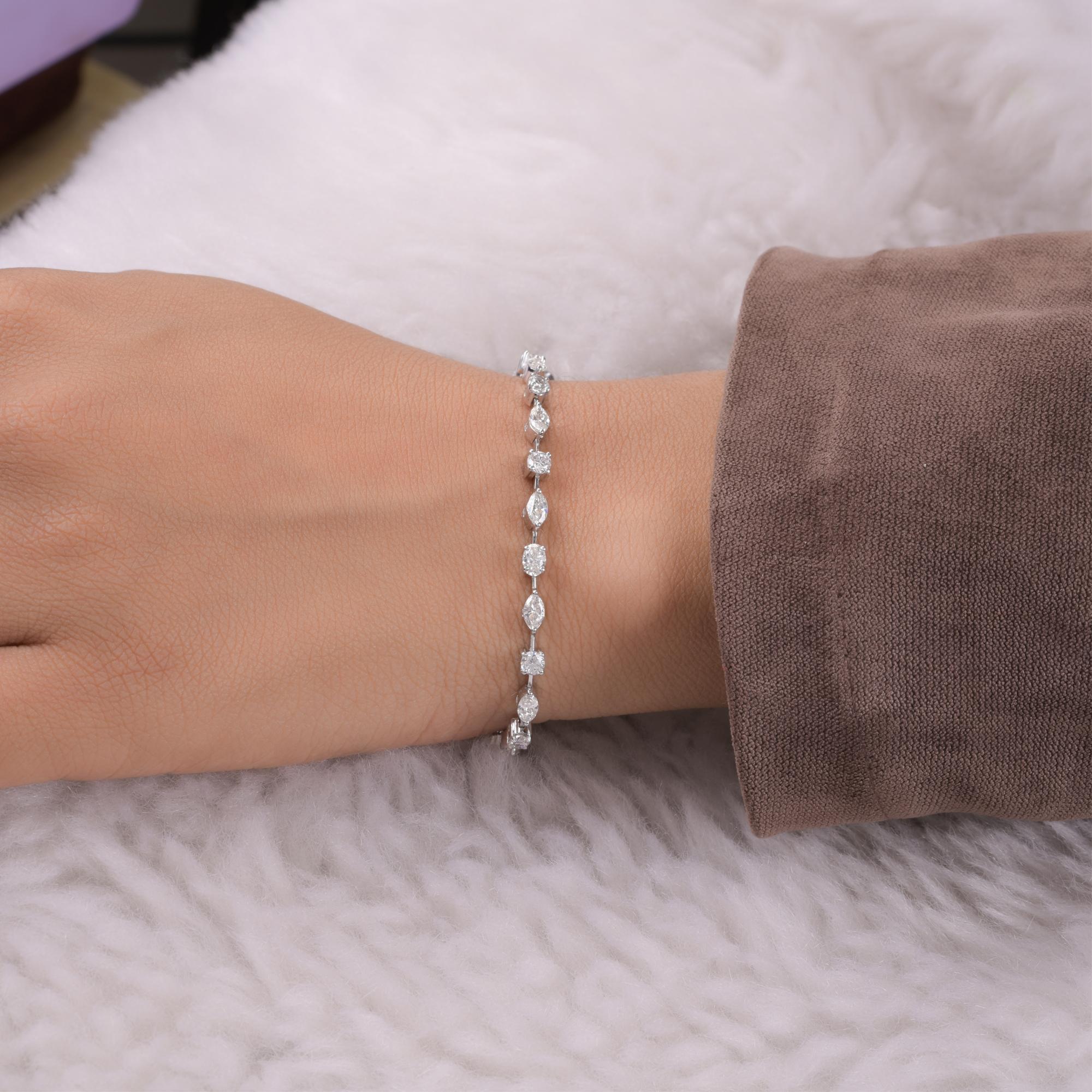 Esta pulsera de tenis con diamantes de formas mixtas de 4,6 quilates y oro blanco de 14 quilates presenta una cuidada combinación de diamantes de talla redonda, oval, marquesa y cojín, cada uno de ellos engarzado con seguridad en eslabones
