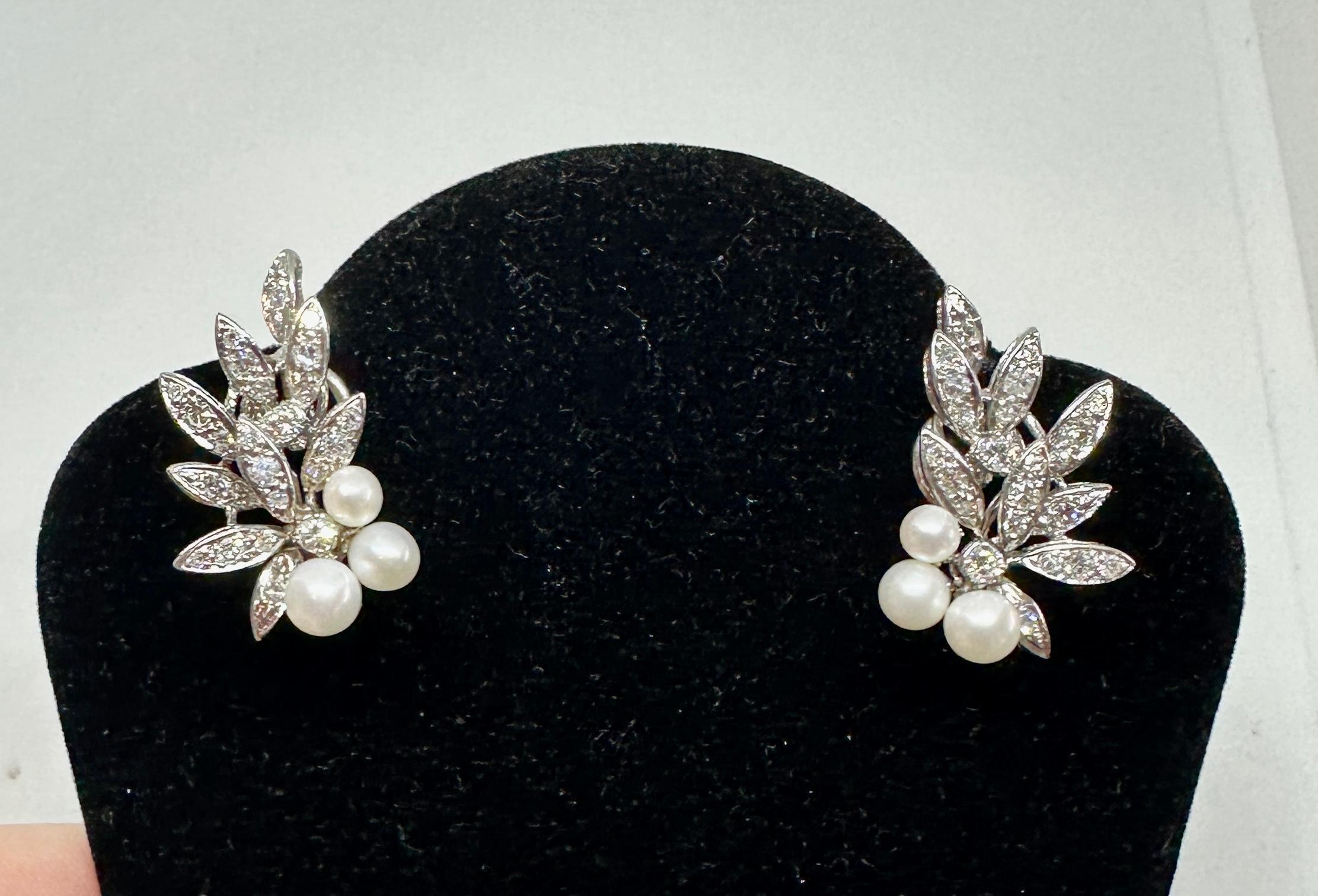 Concediti uno splendido paio di orecchini antichi con perle e 46 diamanti in oro bianco 14 carati. I gioielli Retro Hollywood Regency sono splendidi ed eleganti ed emanano il fascino del periodo Regency di Hollywood. Le perle sono di colore bianco