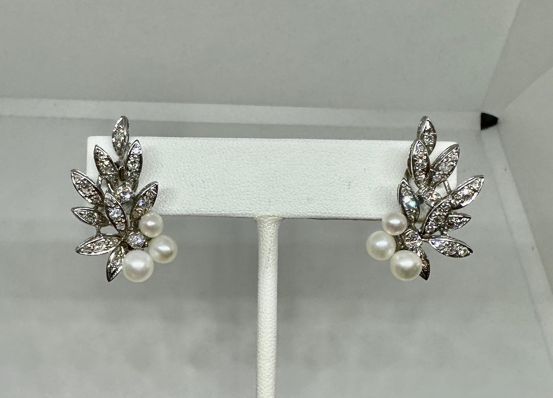 Rétro 46 Orecchini di perle con diamanti in oro bianco 14 carati Antico Hollywood Regency 2 carati in vendita