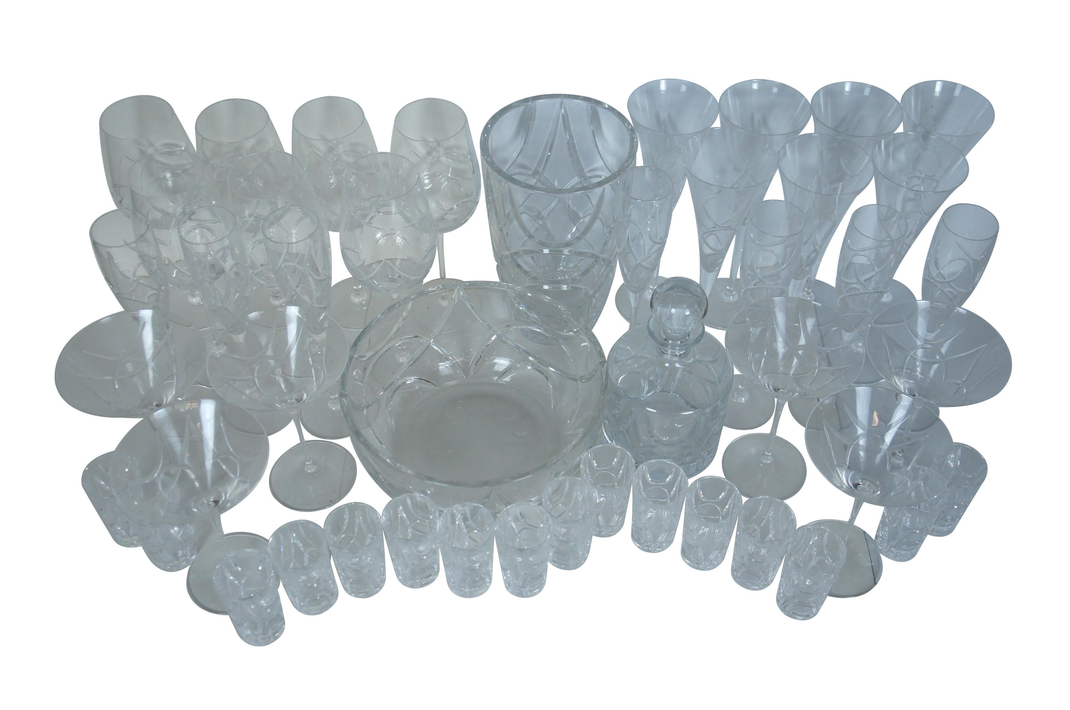 Lote de 46 piezas de cristal tallado para bar / cristalería de Ralph Lauren de finales del siglo XX con el diseño Royalton. El lote incluye: decantador de whisky con tapón, jarrón, cuenco redondo, 16 vasos de chupito, 7 copas de vino, 7 copas de