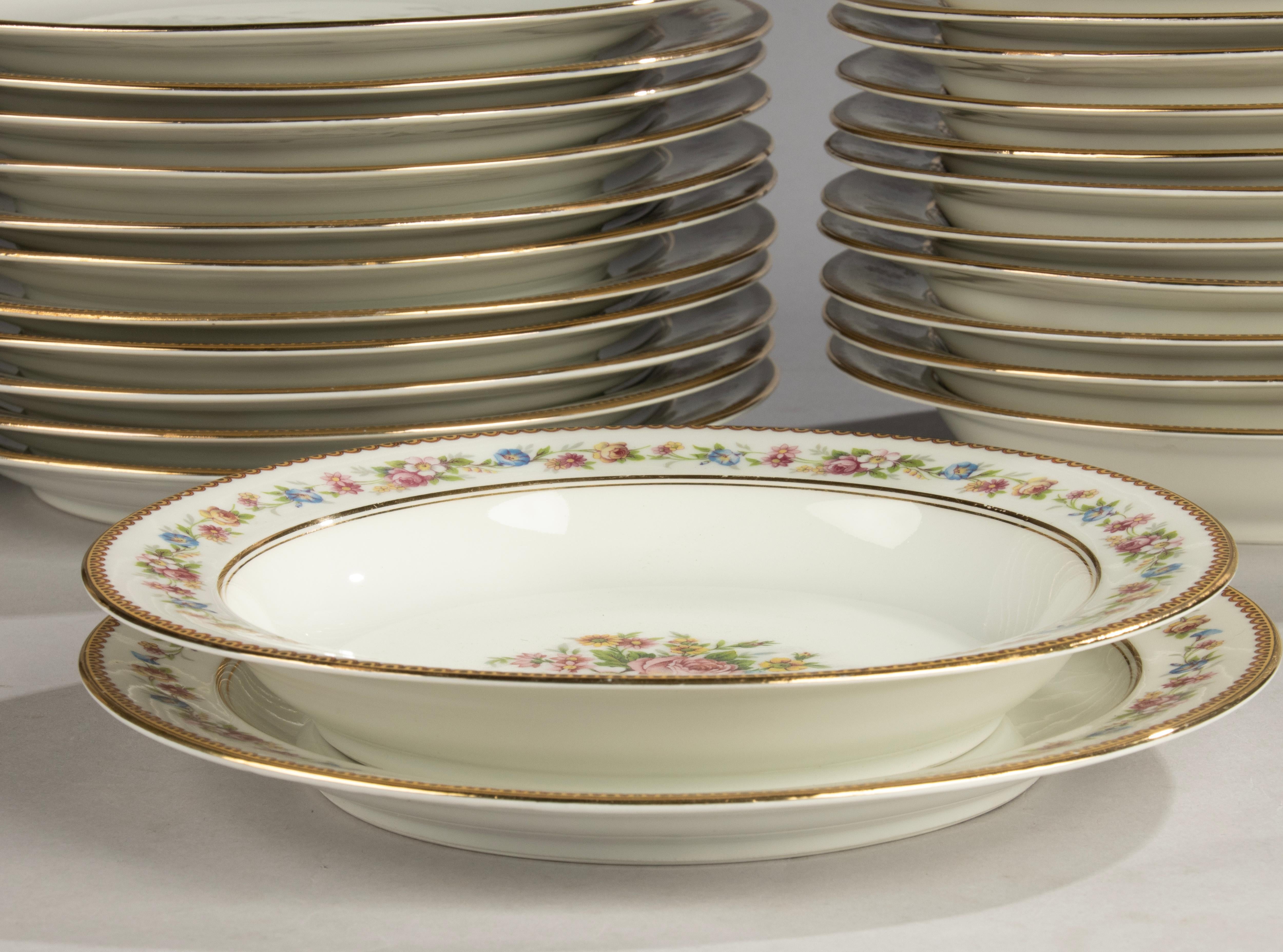 Servizio da tavola da 46 pezzi - Raynaud Limoges - Decorato con fiori - Set completo in vendita 2