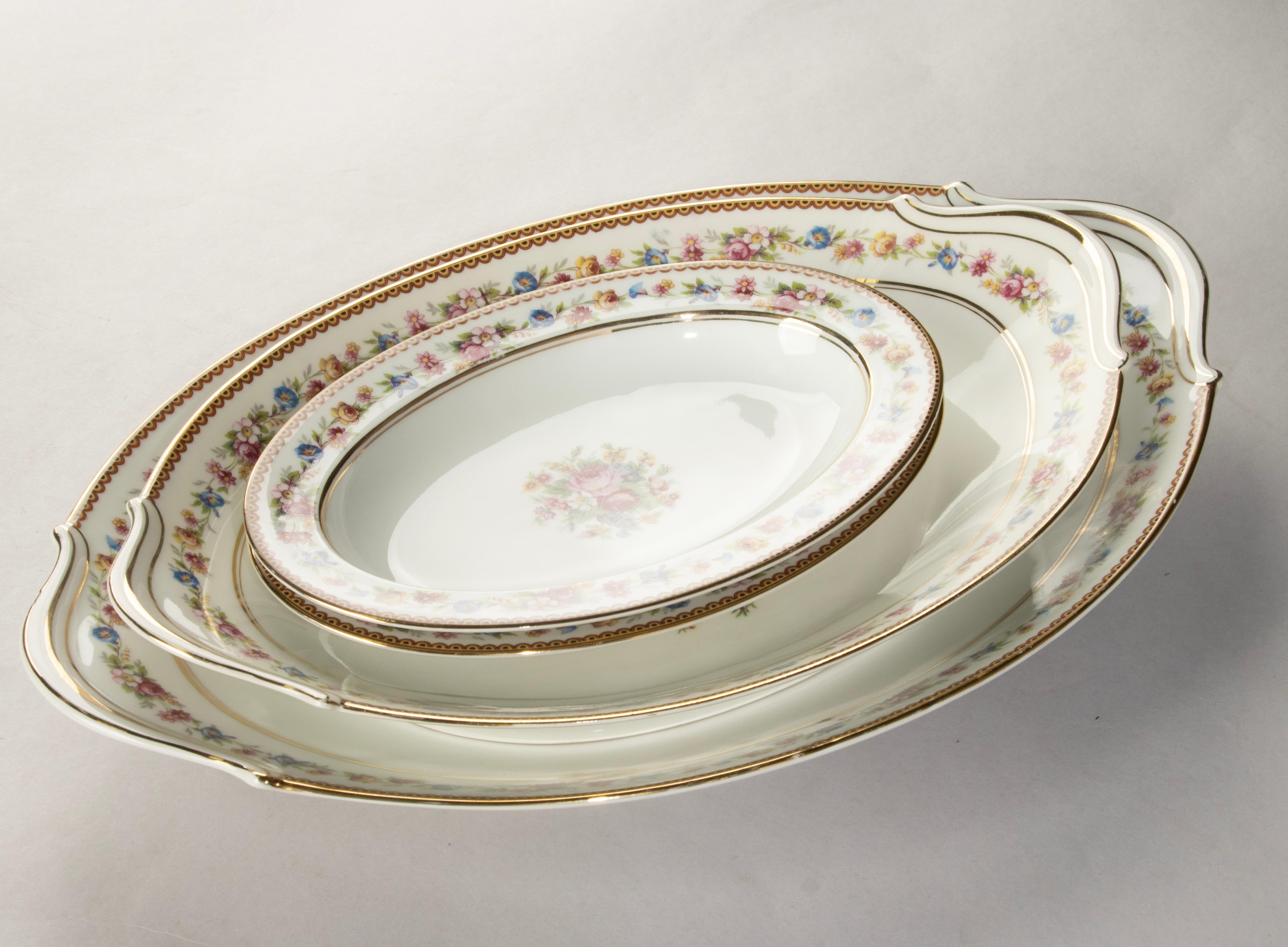 Servizio da tavola da 46 pezzi - Raynaud Limoges - Decorato con fiori - Set completo in vendita 12