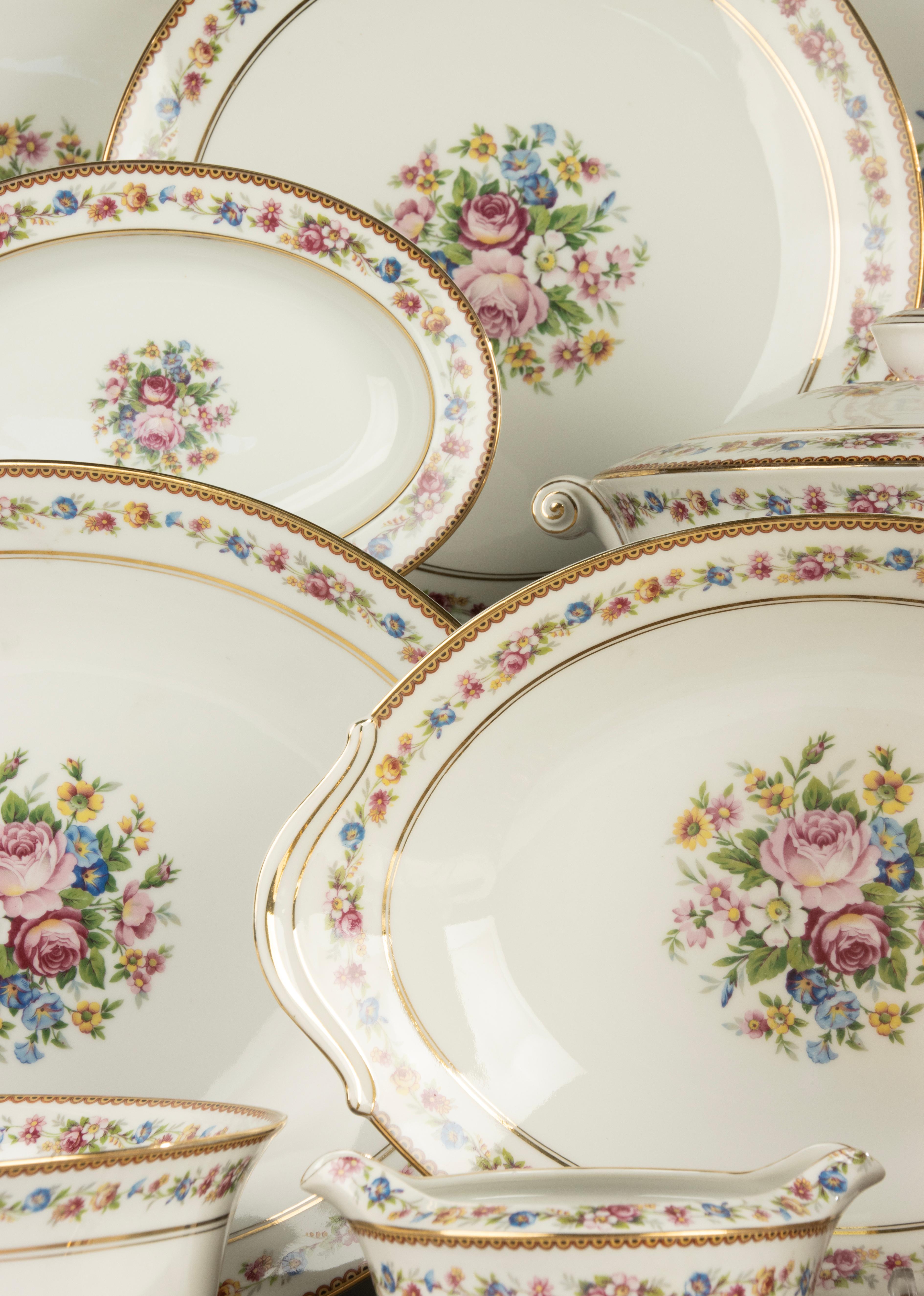 Francese Servizio da tavola da 46 pezzi - Raynaud Limoges - Decorato con fiori - Set completo in vendita