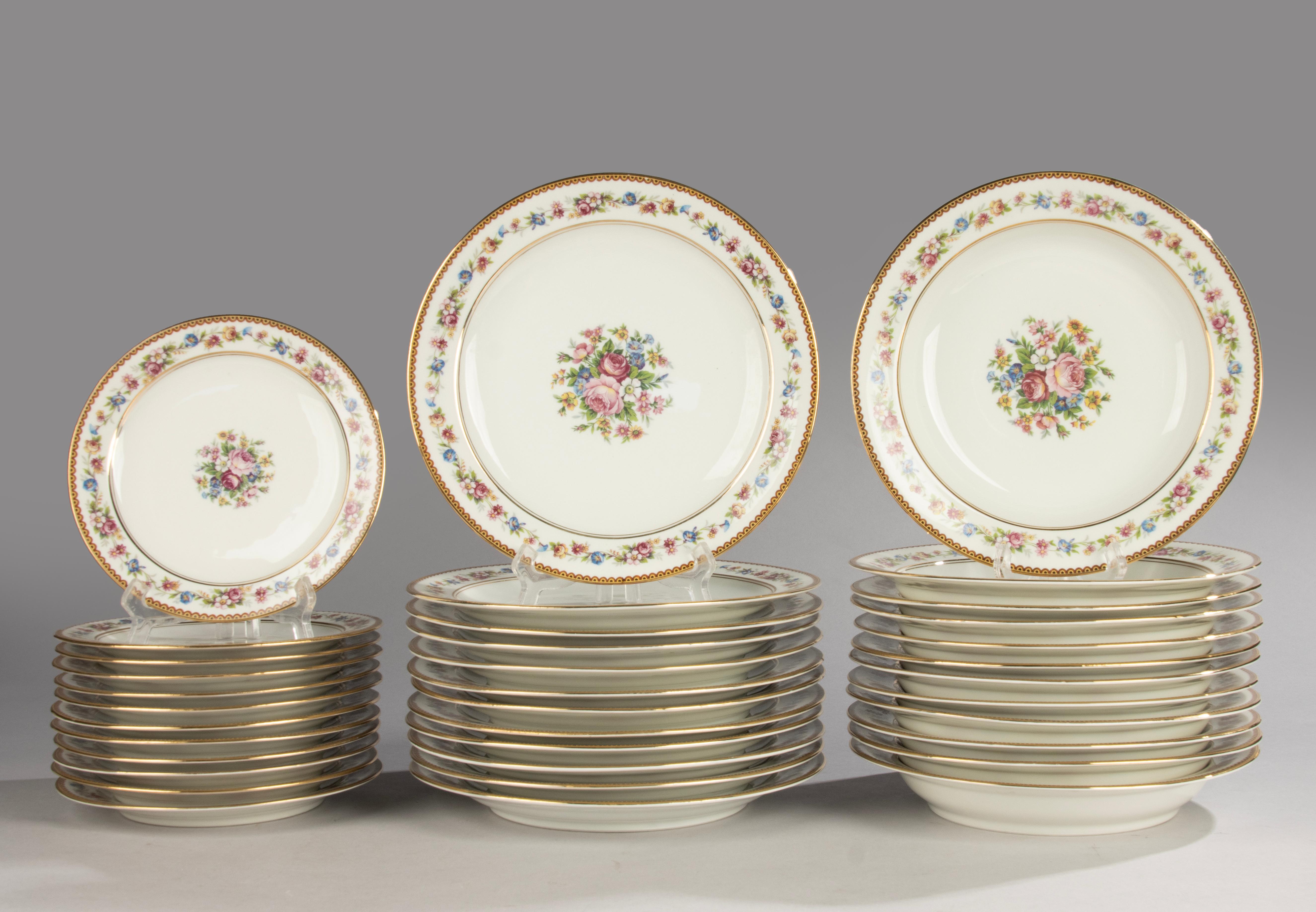 Fatto a mano Servizio da tavola da 46 pezzi - Raynaud Limoges - Decorato con fiori - Set completo in vendita
