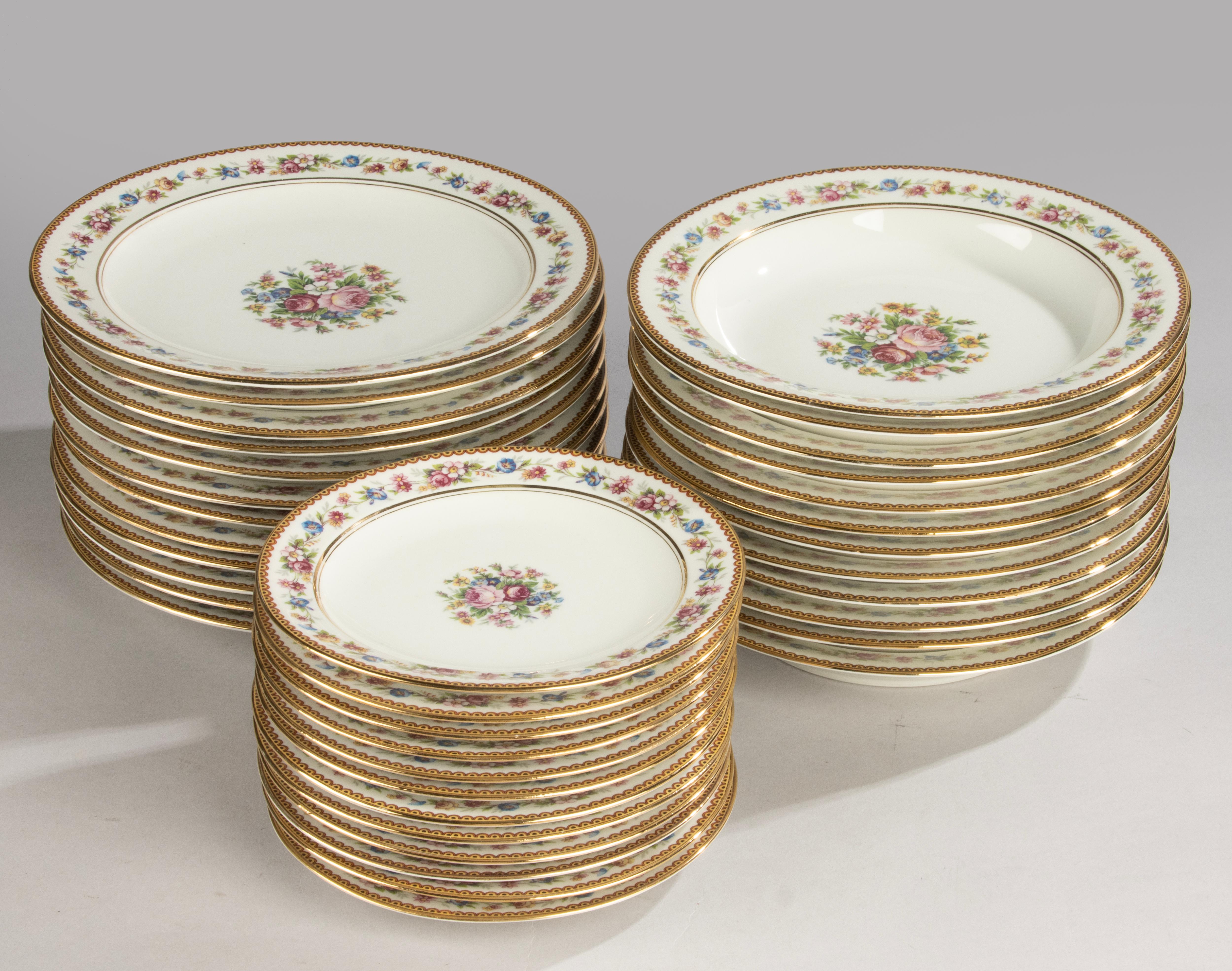 Servizio da tavola da 46 pezzi - Raynaud Limoges - Decorato con fiori - Set completo In condizioni buone in vendita a Casteren, Noord-Brabant