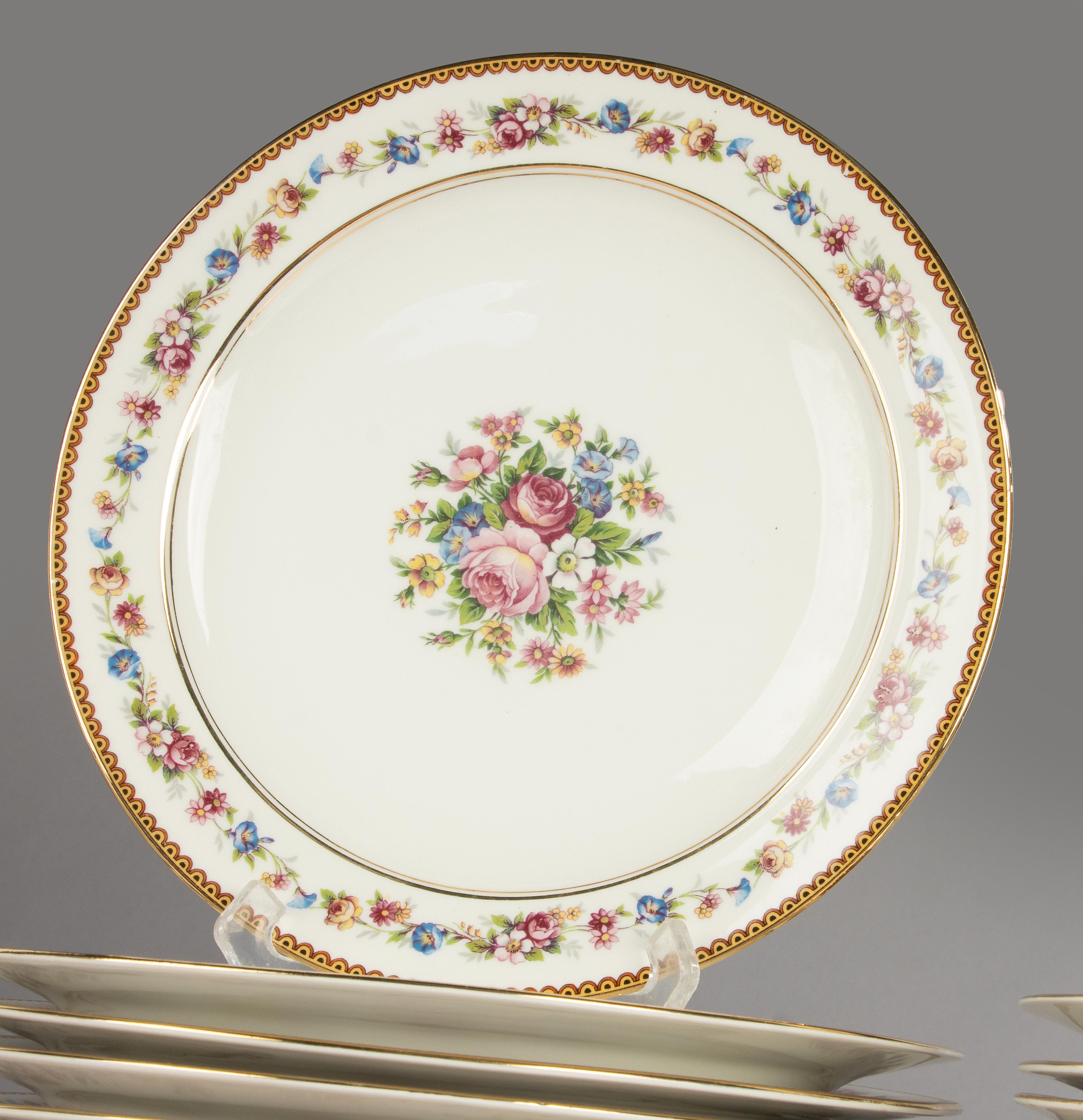 Inizio XX secolo Servizio da tavola da 46 pezzi - Raynaud Limoges - Decorato con fiori - Set completo in vendita