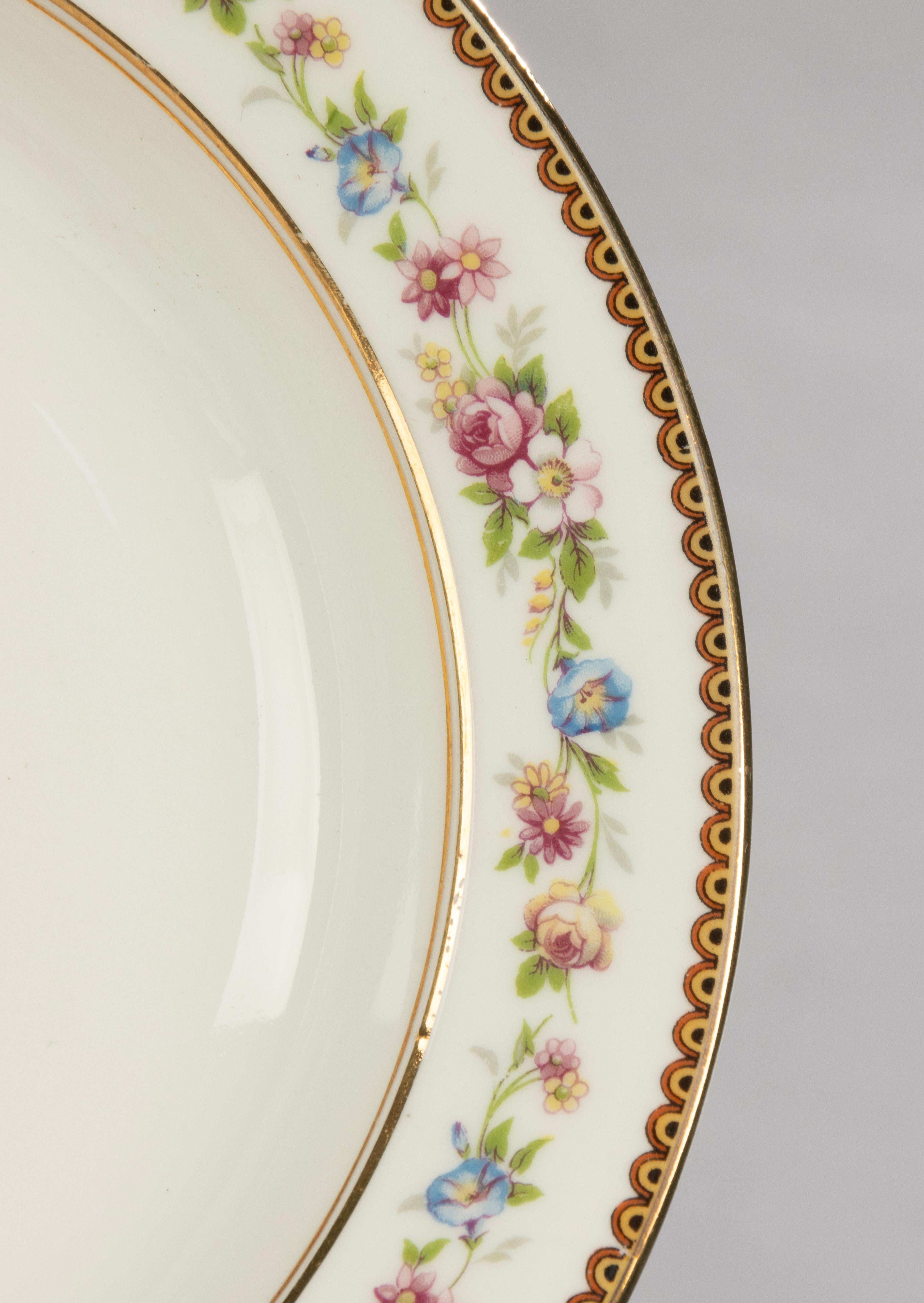 Porcellana Servizio da tavola da 46 pezzi - Raynaud Limoges - Decorato con fiori - Set completo in vendita