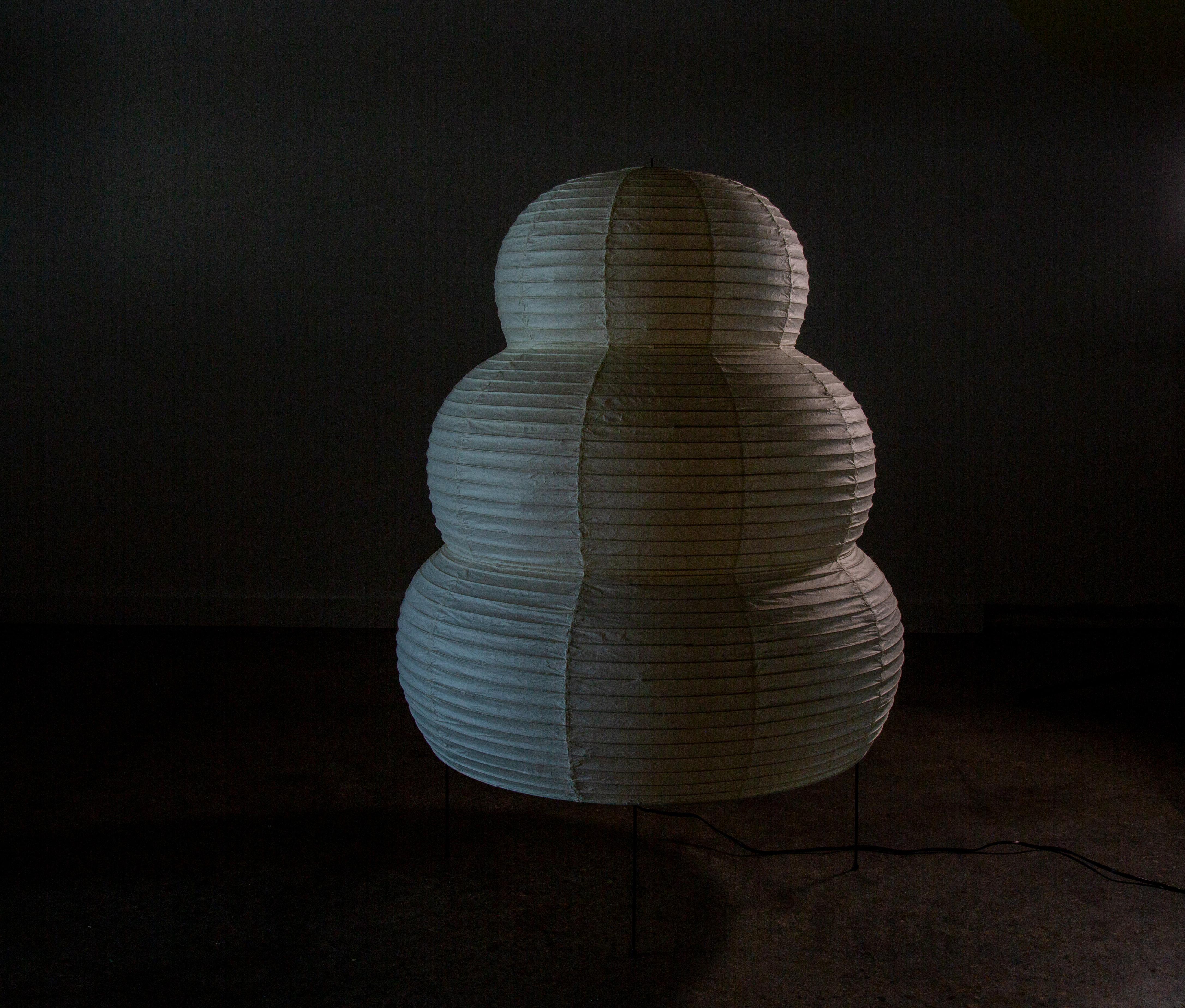 Isamu Noguchi Akari Sculpture Lampadaire Modèle 25N. Le lampadaire surdimensionné de 46