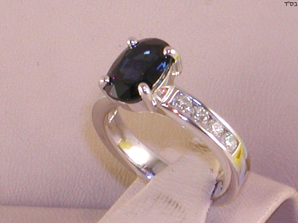 Round Cut 4.60 Carat 18 Karat White Gold Diamond Sapphire Engagement Ring For Sale