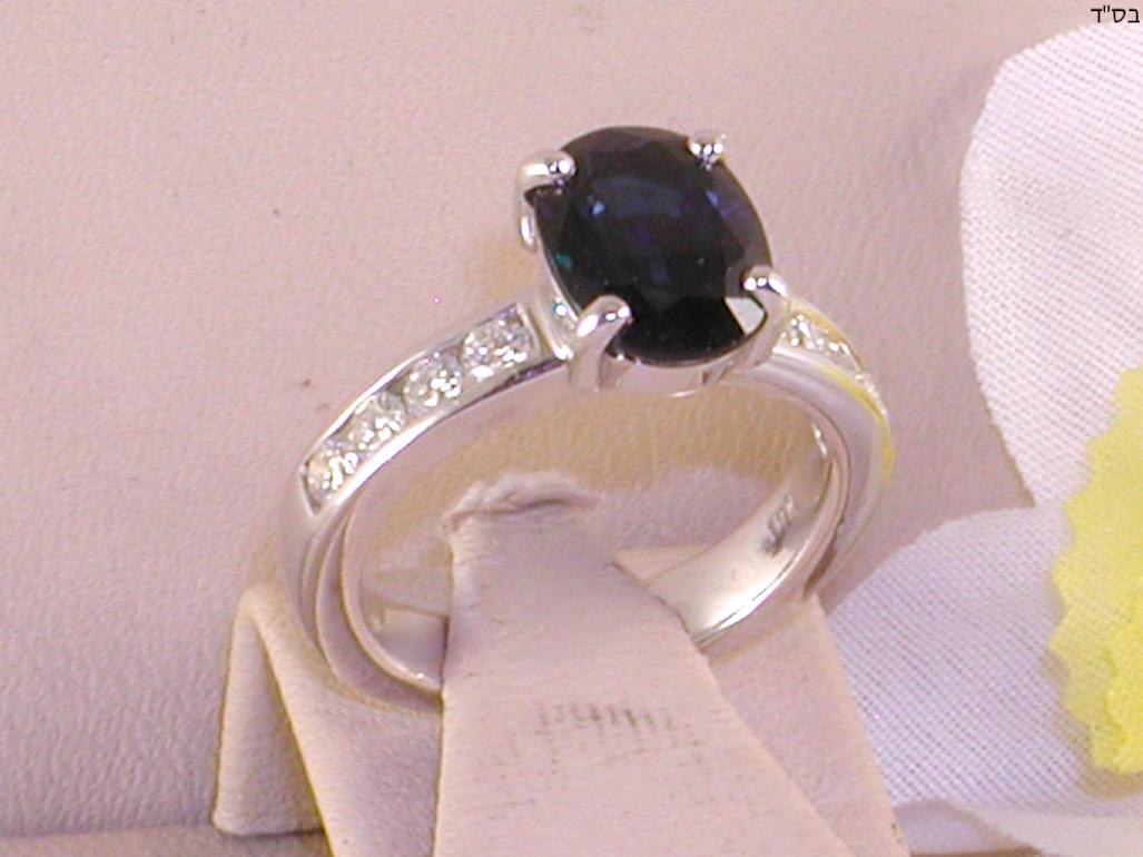 4.60 Carat 18 Karat White Gold Diamond Sapphire Engagement Ring In New Condition For Sale In Antwerp, BE