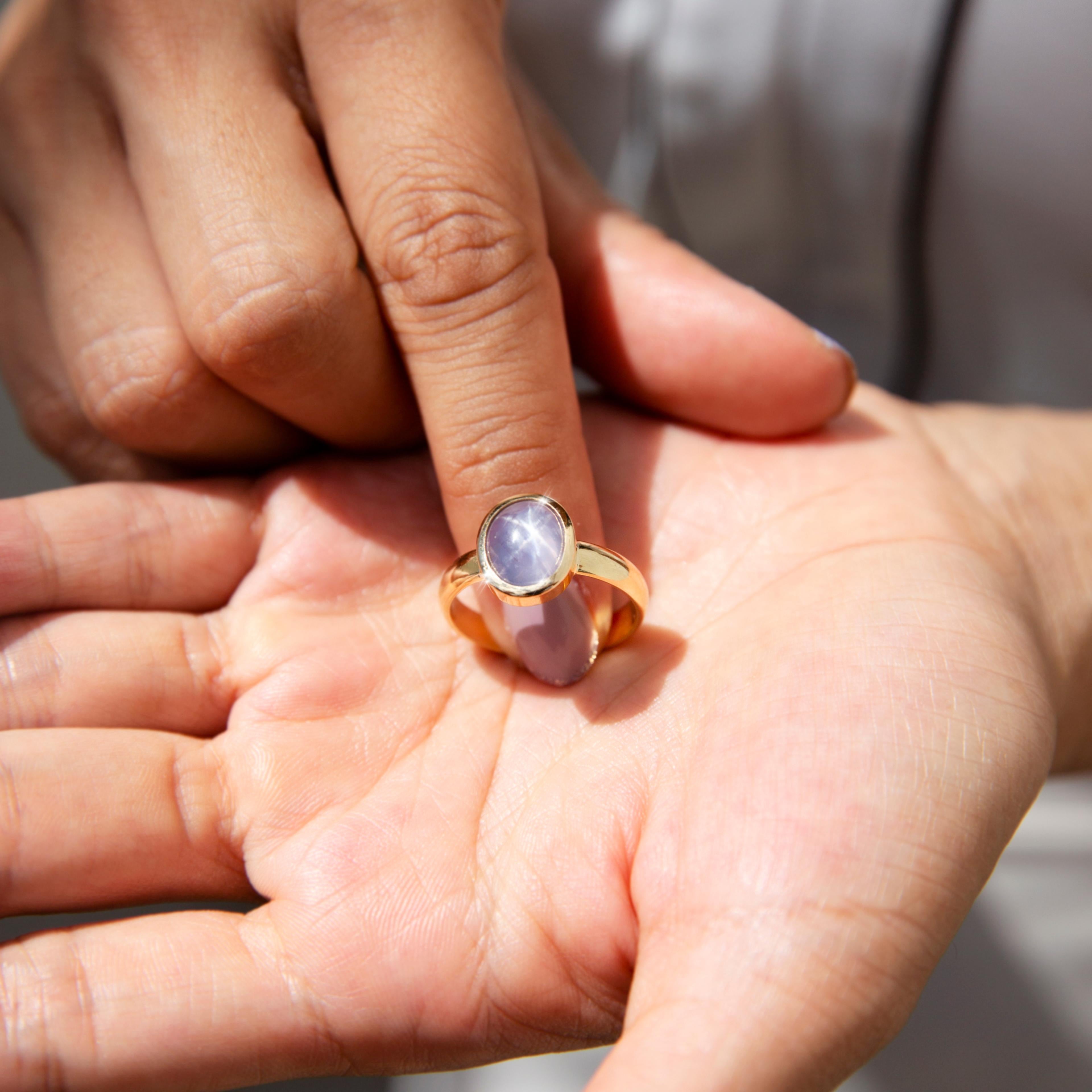 Bague solitaire en or 18 carats avec saphir étoilé bleu de Ceylan cabochon de 4,60 carats en vente 6