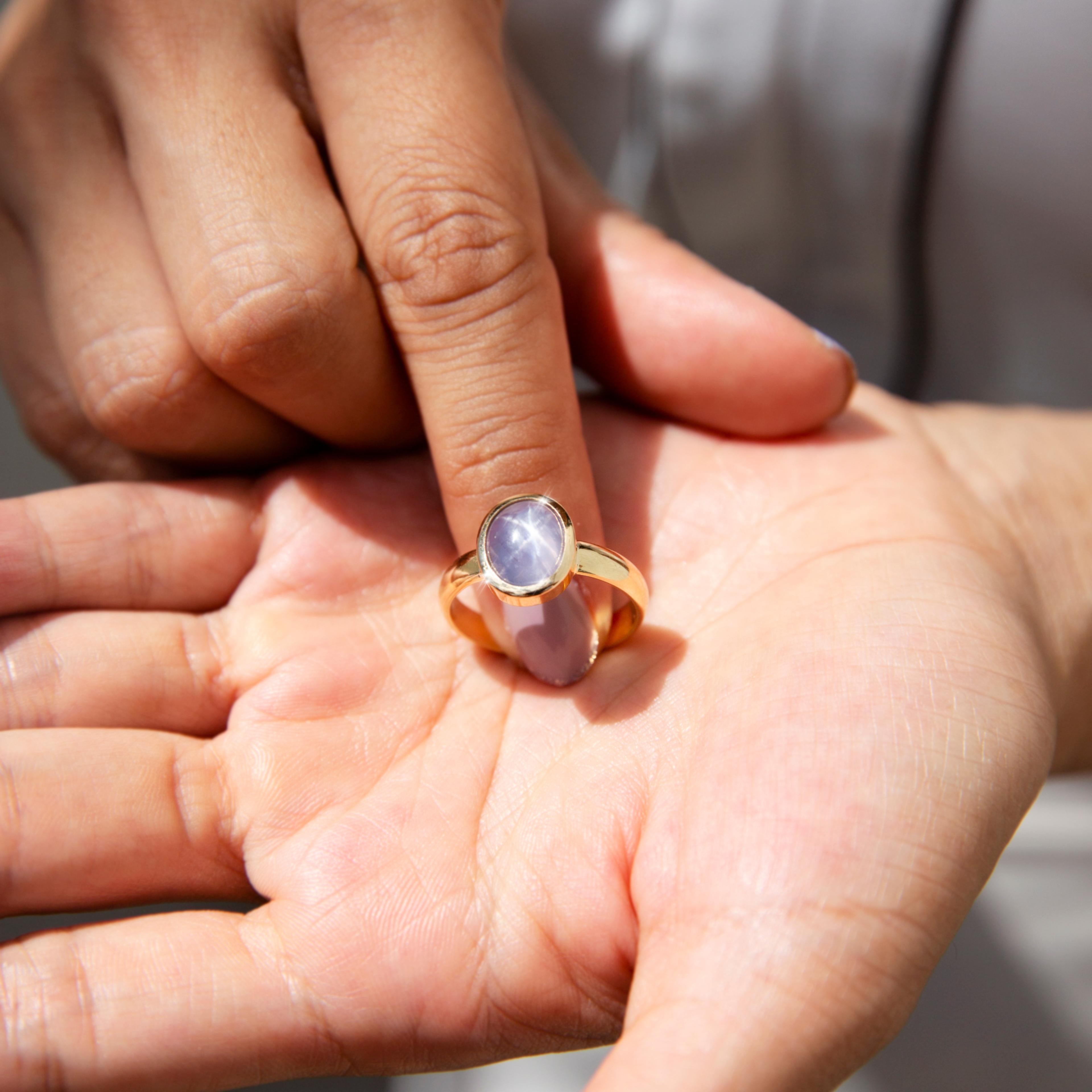 4.60 Carat Blue Ceylon Star Sapphire Cabochon Solitaire Ring 18 Carat Gold For Sale 4