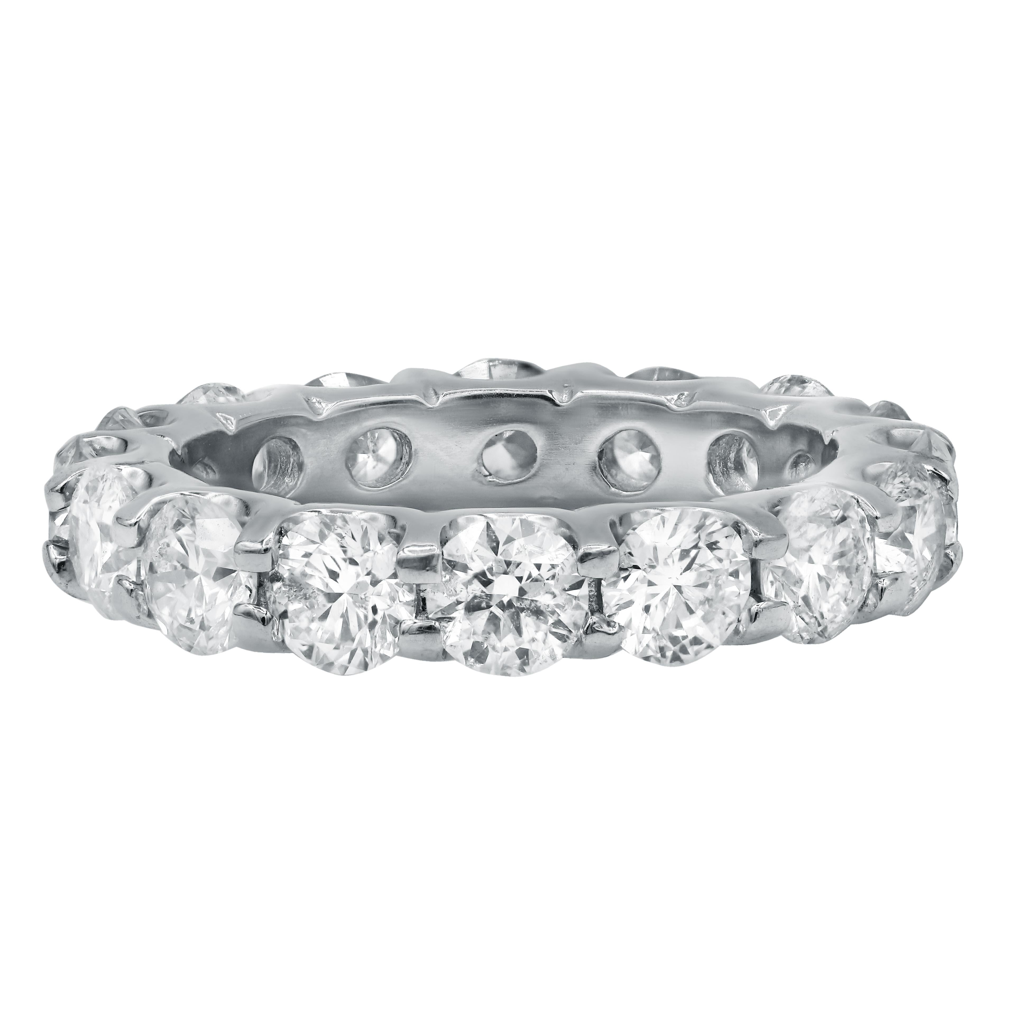 4.60 Carat Diamond Eternity Band in Platinum

Everlasting classic eternity band

Platinum wedding band with round brilliant cut diamonds

Composition:
Platinum
4.60 ct diamonds, fifteen diamonds going all the way around, each stone 0.30 carats,