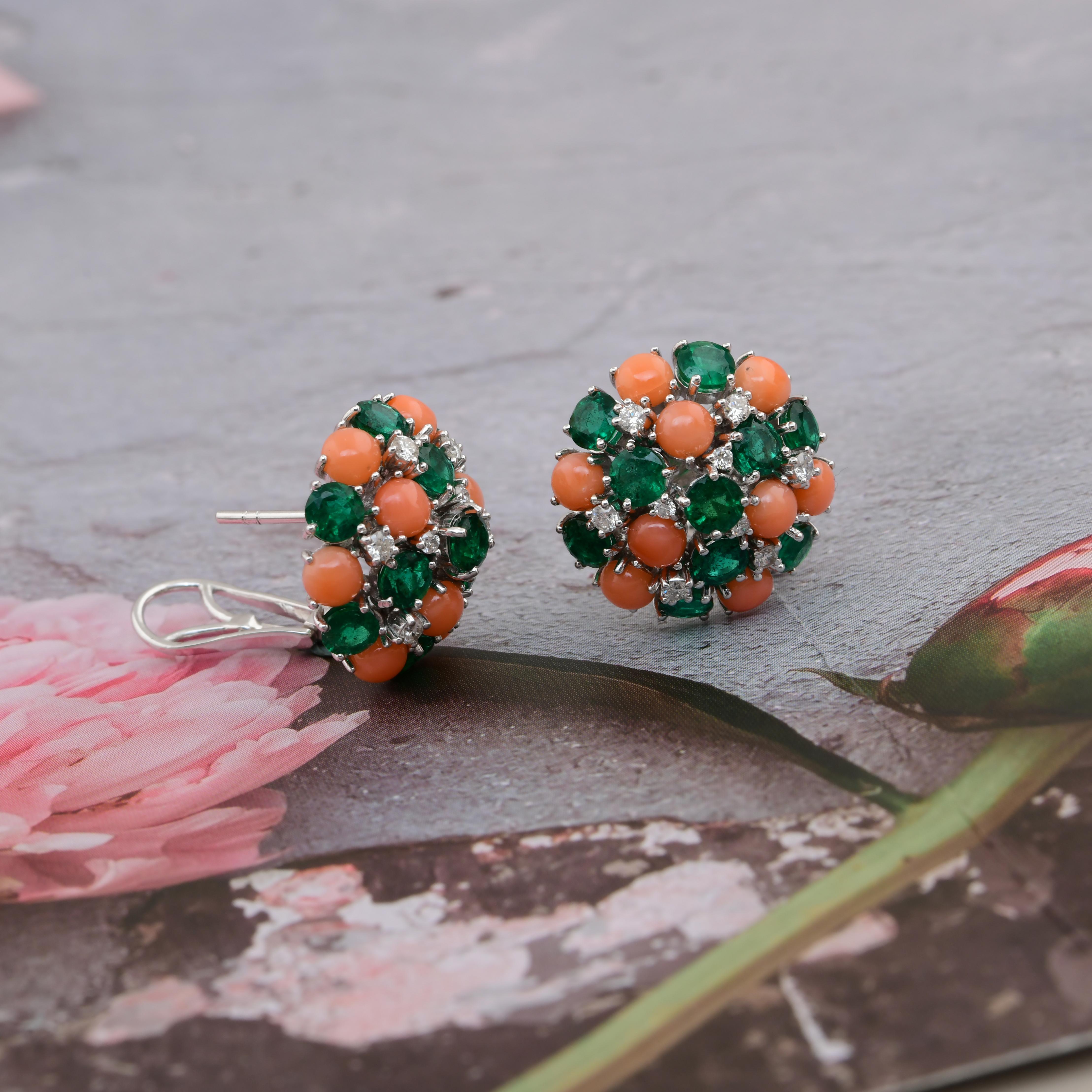 4,60 Karat Smaragd 4,65 Karat Koralle 0,45 Karat Diamant 18k Weißgold Ohrringe (Rundschliff) im Angebot
