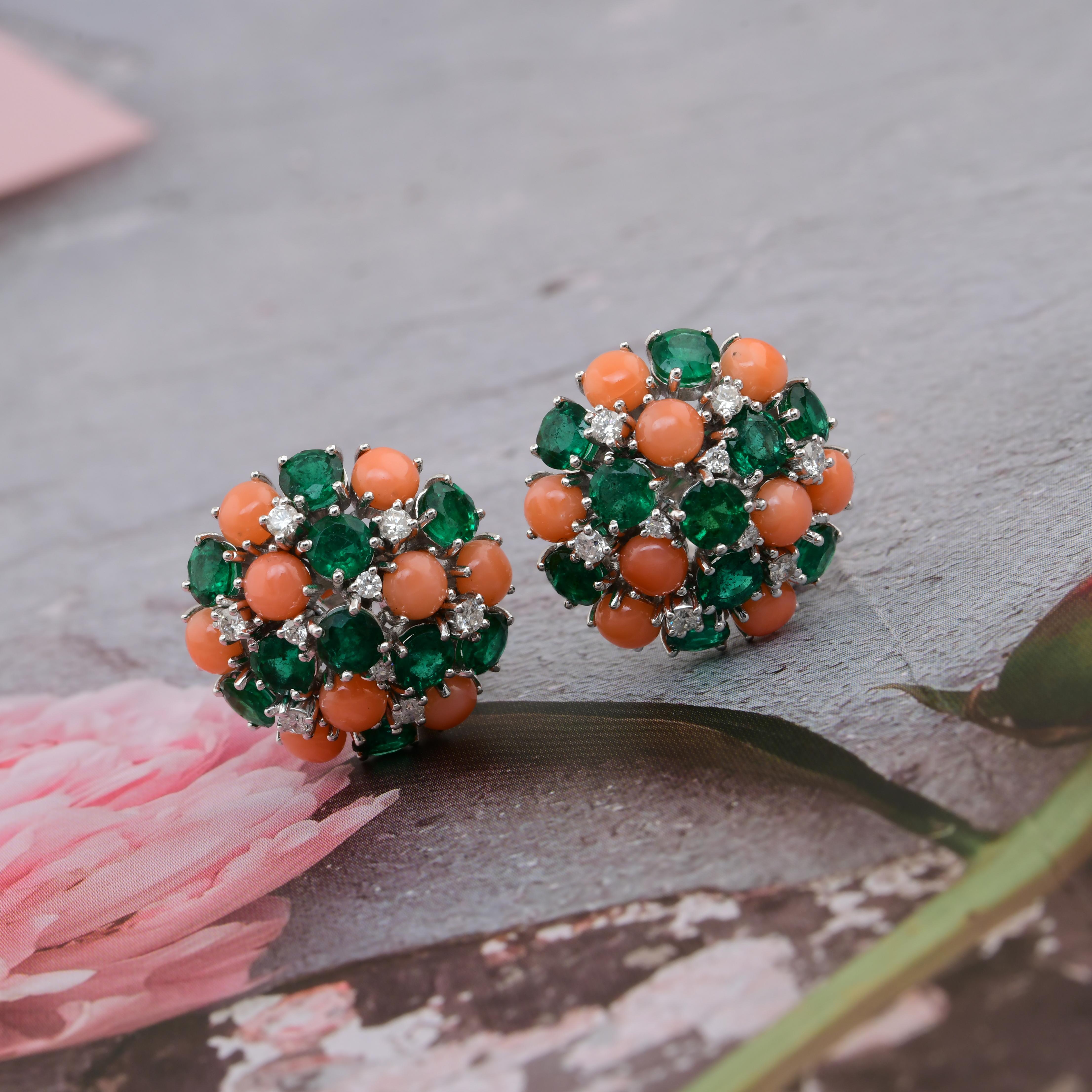 4,60 Karat Smaragd 4,65 Karat Koralle 0,45 Karat Diamant 18k Weißgold Ohrringe im Zustand „Neu“ im Angebot in Diera, Dubai