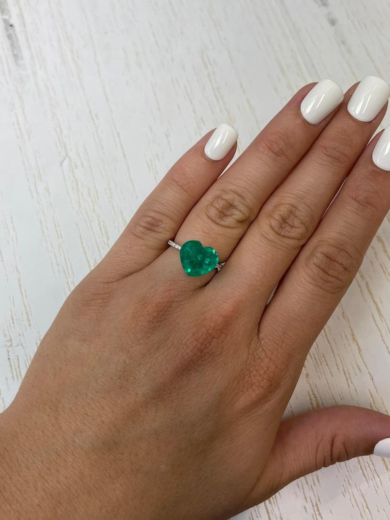 Esmeralda colombiana talla corazón de 4.60 quilates  Gema Natural Suelta Verde Muzo en venta 1