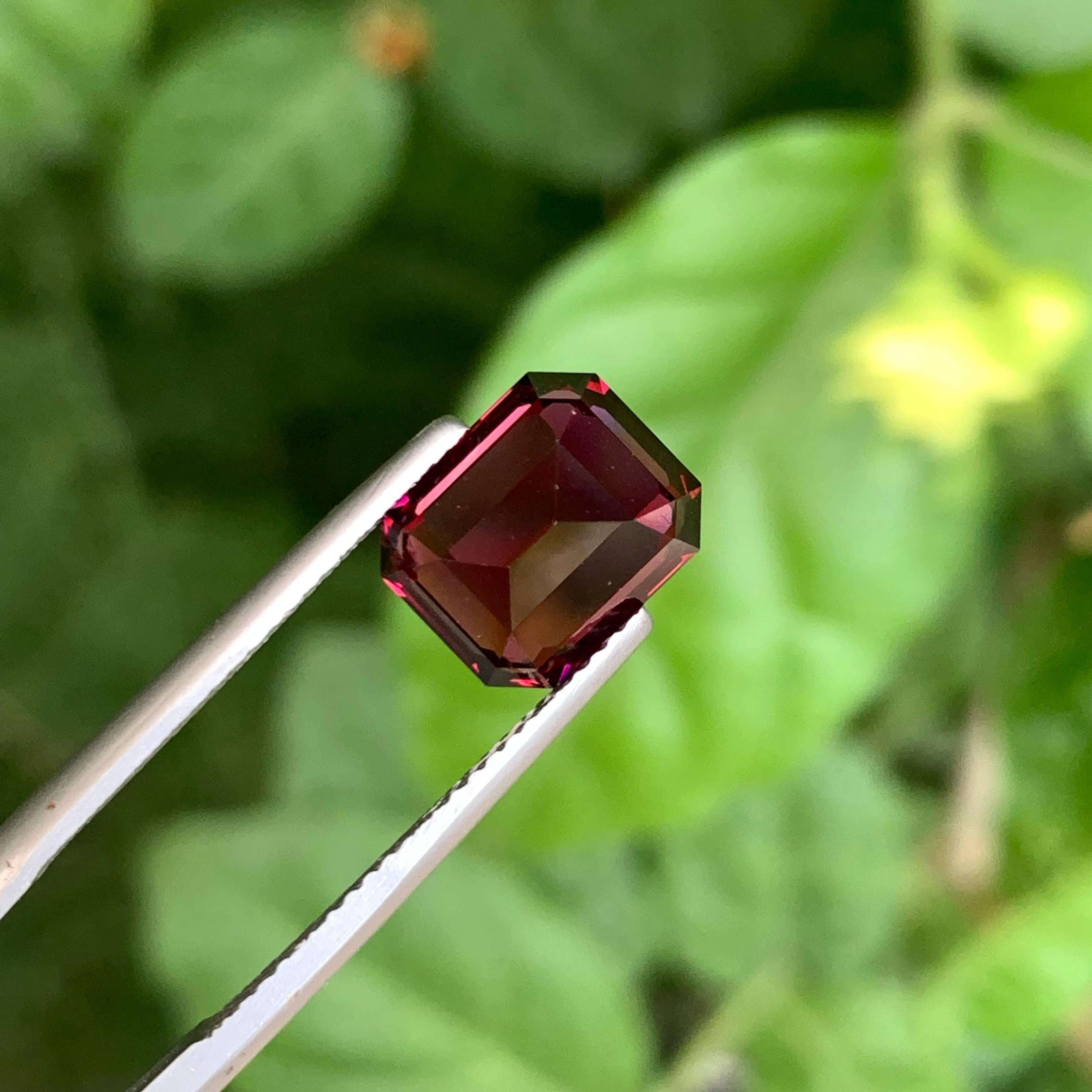 Moderne 4.60 Carat Loose Pinkish Red Pyrope Garnet Stone Emerald Cut Tanzanian Gemstone (pierre précieuse tanzanienne de taille émeraude) en vente