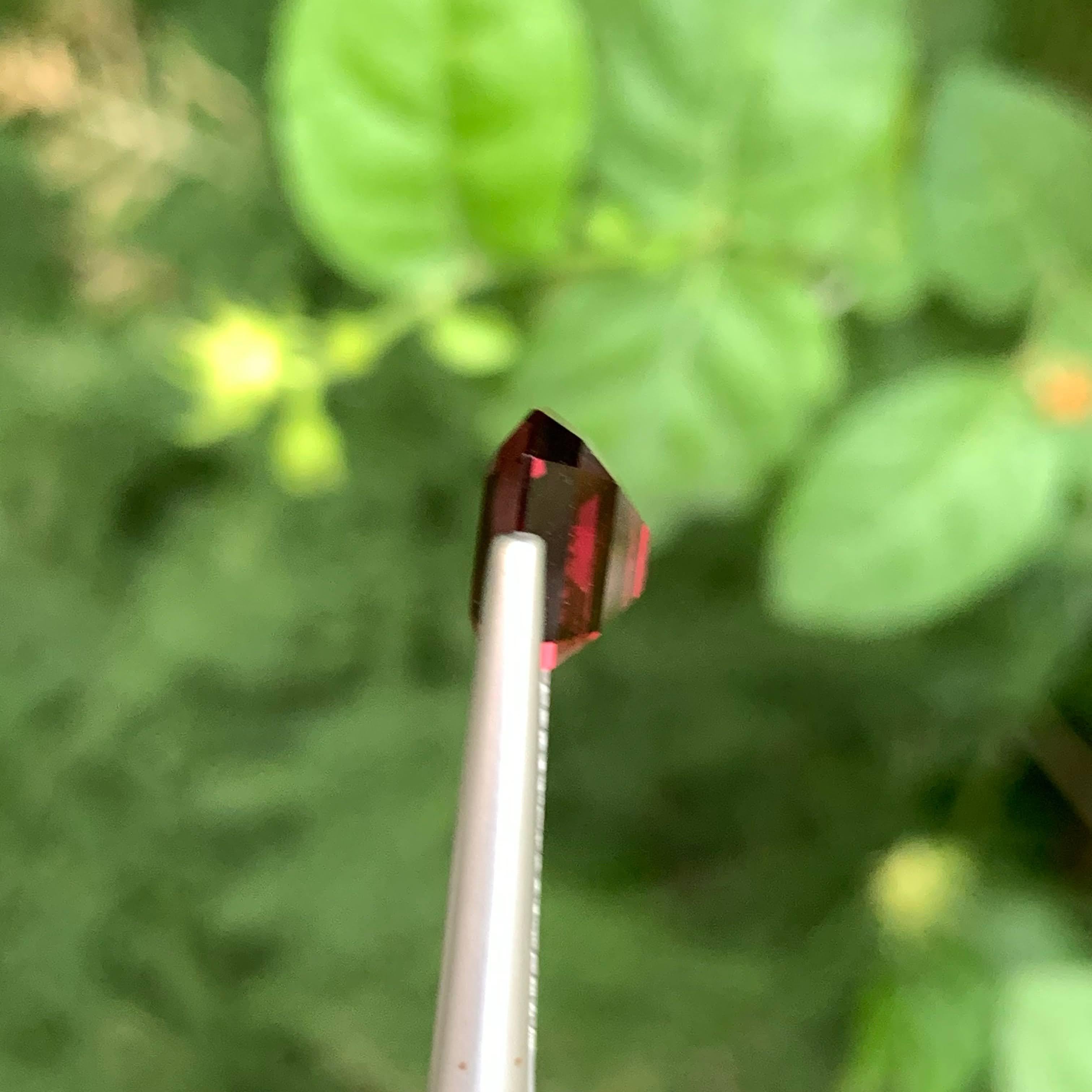 Taille émeraude 4.60 Carat Loose Pinkish Red Pyrope Garnet Stone Emerald Cut Tanzanian Gemstone (pierre précieuse tanzanienne de taille émeraude) en vente