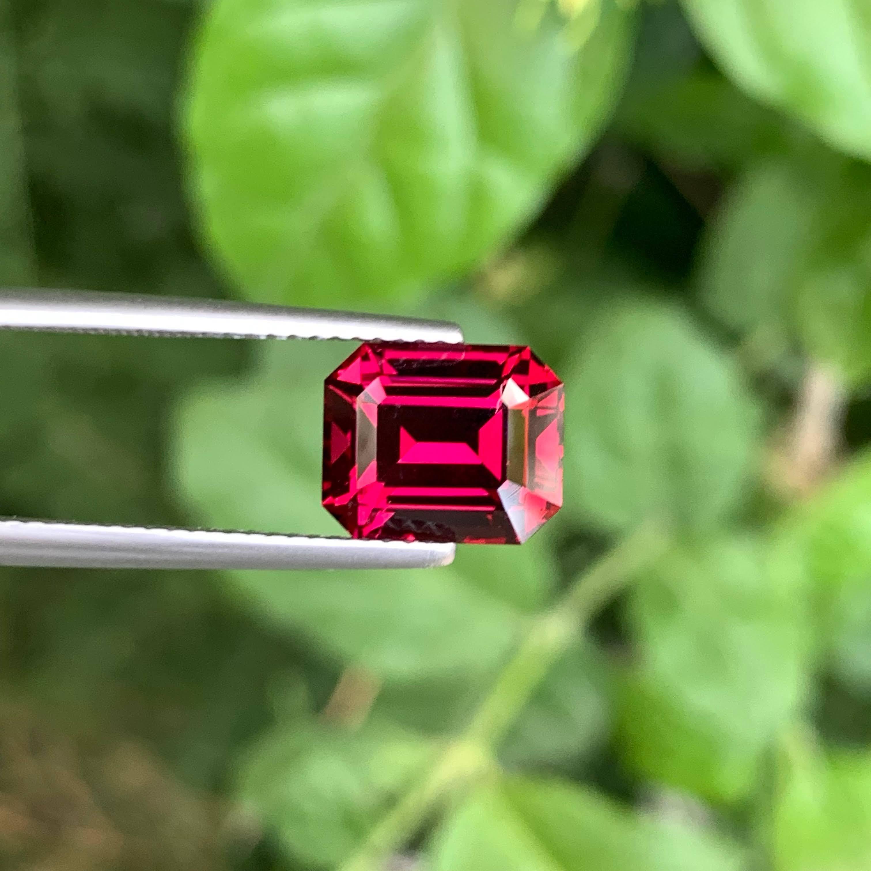 4.60 Carat Loose Pinkish Red Pyrope Garnet Stone Emerald Cut Tanzanian Gemstone (pierre précieuse tanzanienne de taille émeraude) Neuf - En vente à Bangkok, TH