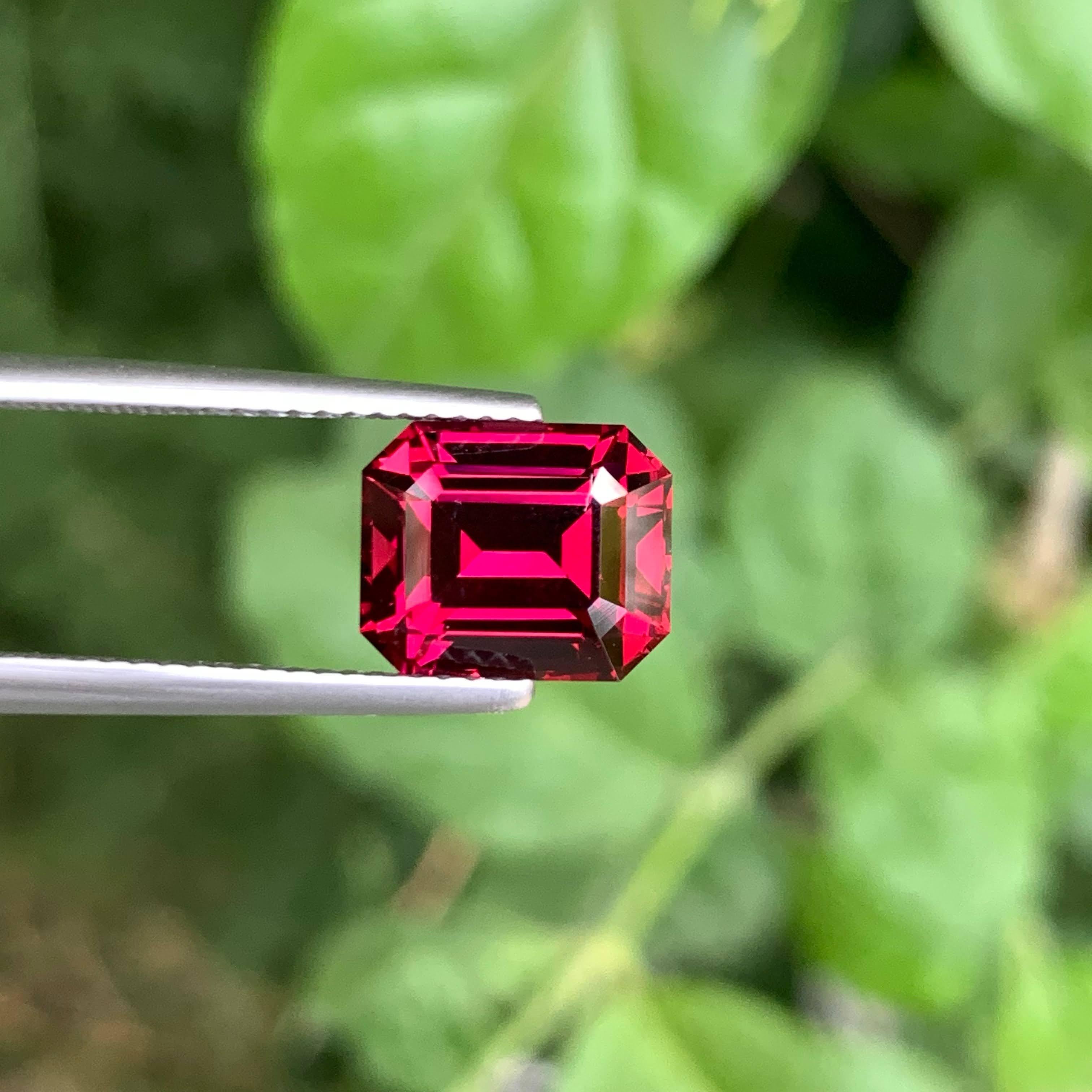 4.60 Carat Loose Pinkish Red Pyrope Garnet Stone Emerald Cut Tanzanian Gemstone (pierre précieuse tanzanienne de taille émeraude) Unisexe en vente