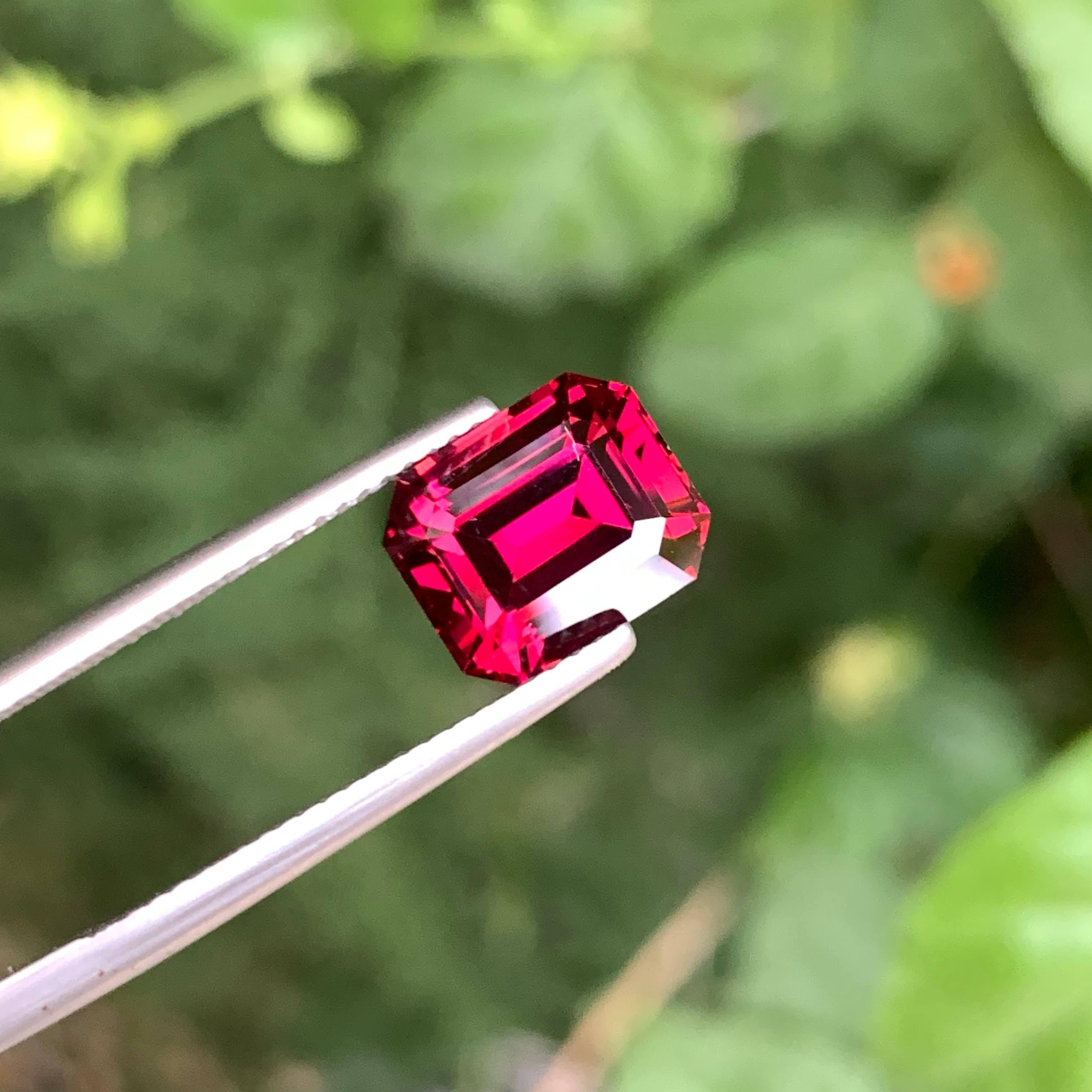 4.60 Carat Loose Pinkish Red Pyrope Garnet Stone Emerald Cut Tanzanian Gemstone (pierre précieuse tanzanienne de taille émeraude) en vente 2