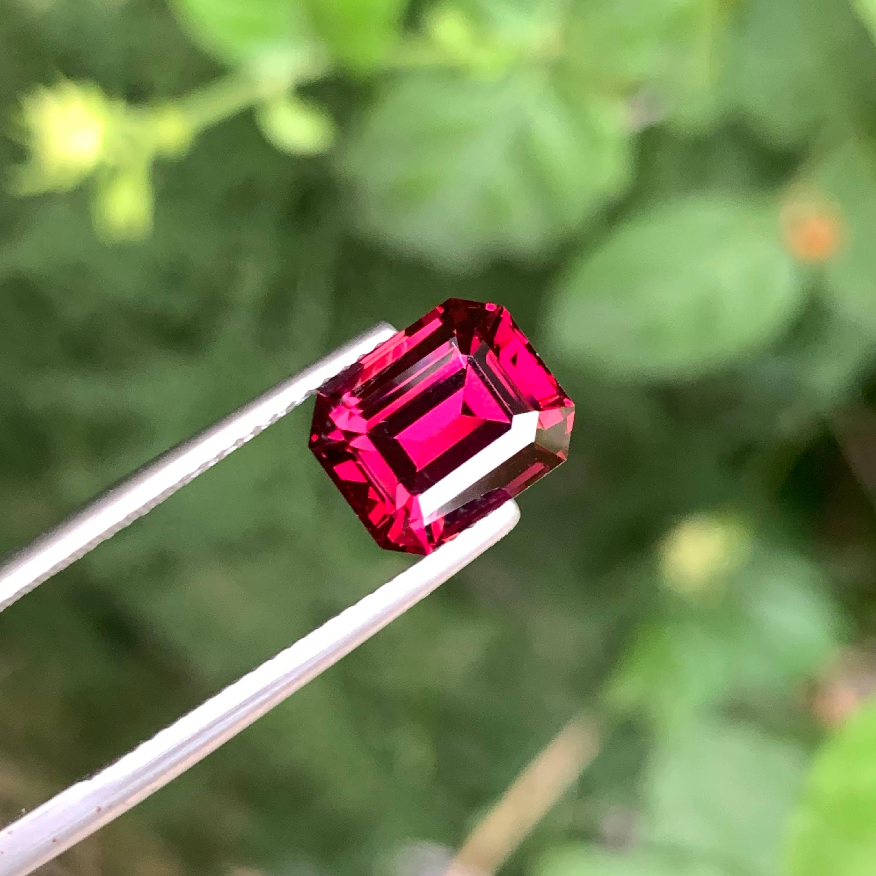 4.60 Carat Loose Pinkish Red Pyrope Garnet Stone Emerald Cut Tanzanian Gemstone (pierre précieuse tanzanienne de taille émeraude) en vente 3