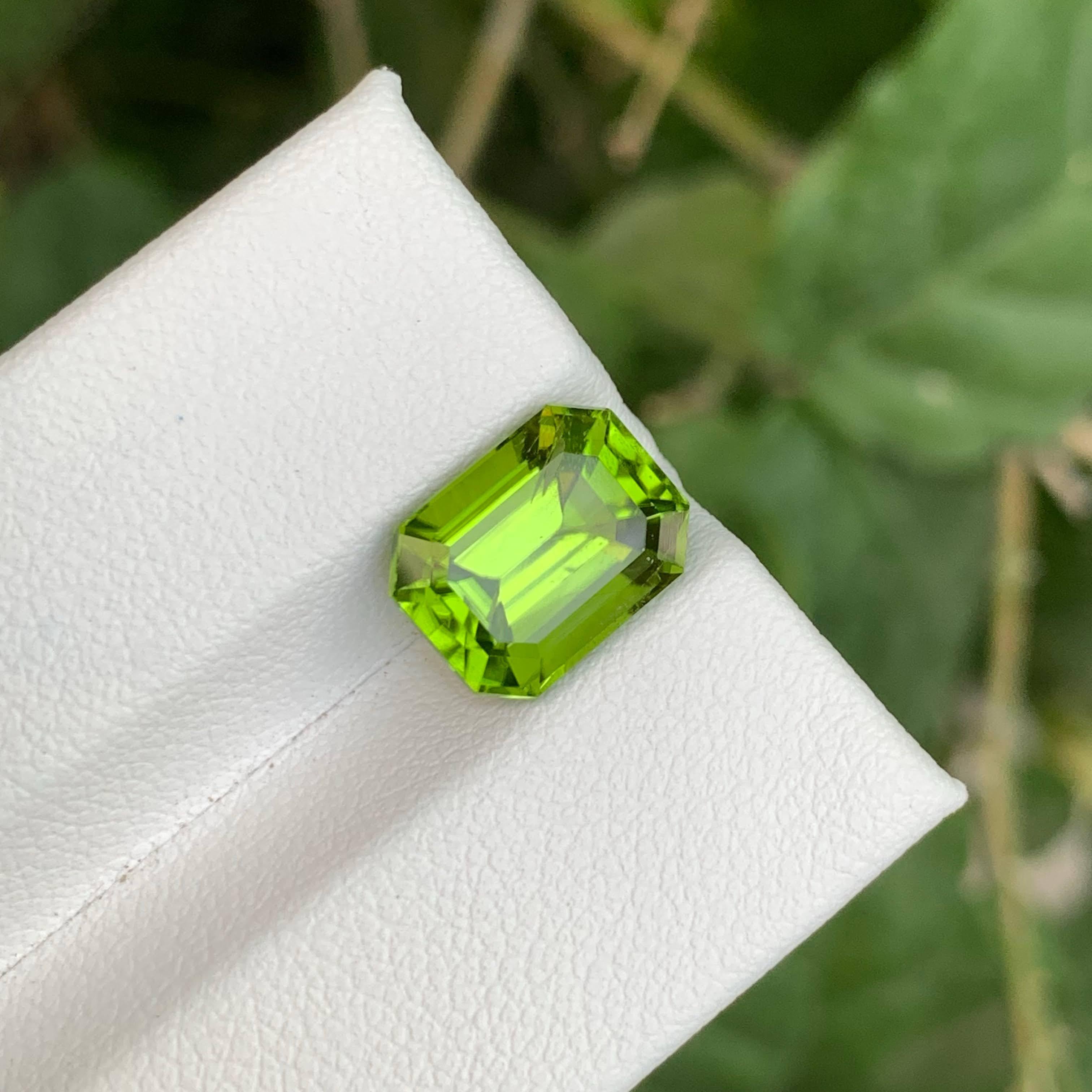 4.60 Carat Loose Vivid Green Peridot Stone Emerald Cut Natural Pakistani Gem In New Condition For Sale In Bangkok, TH