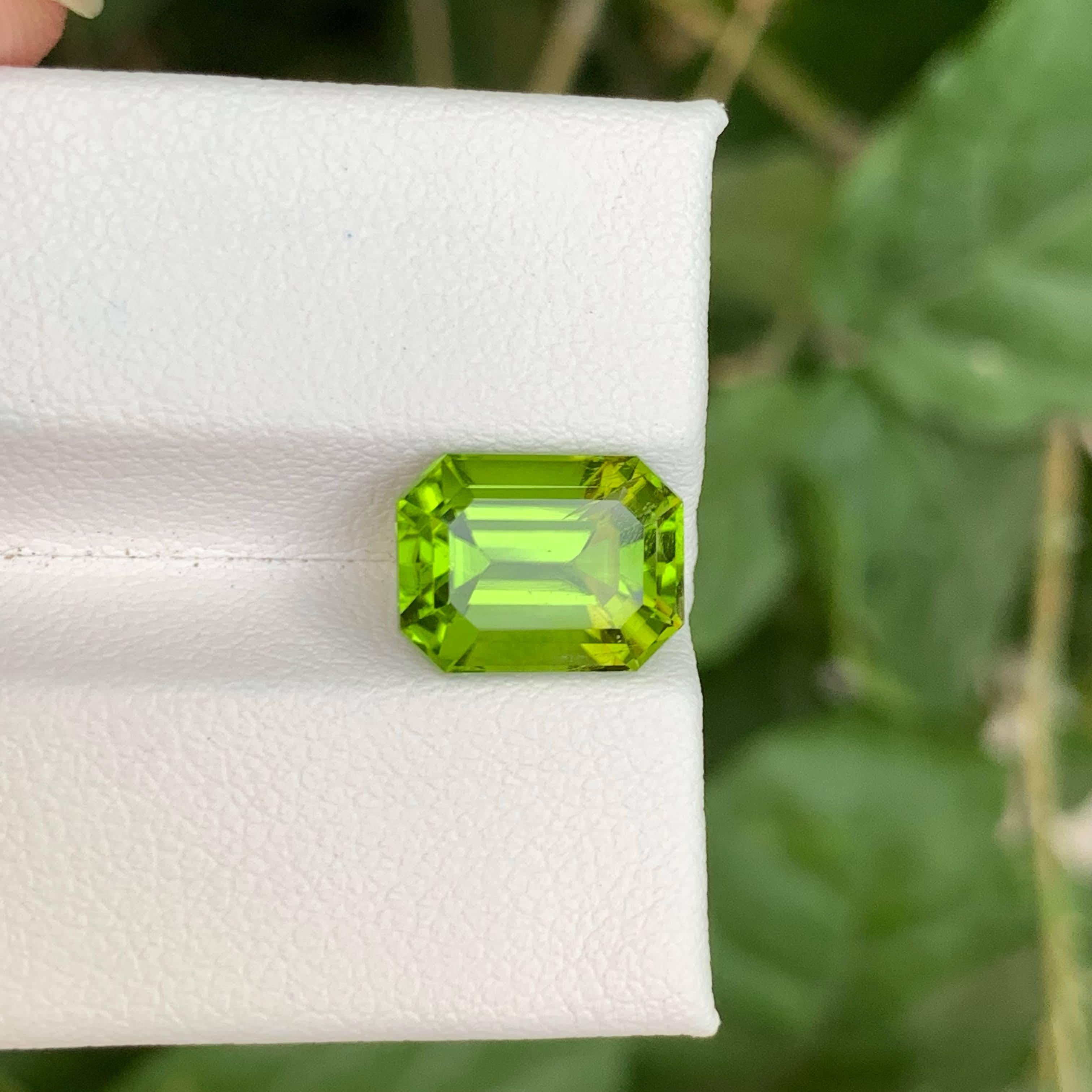 Women's or Men's 4.60 Carat Loose Vivid Green Peridot Stone Emerald Cut Natural Pakistani Gem For Sale