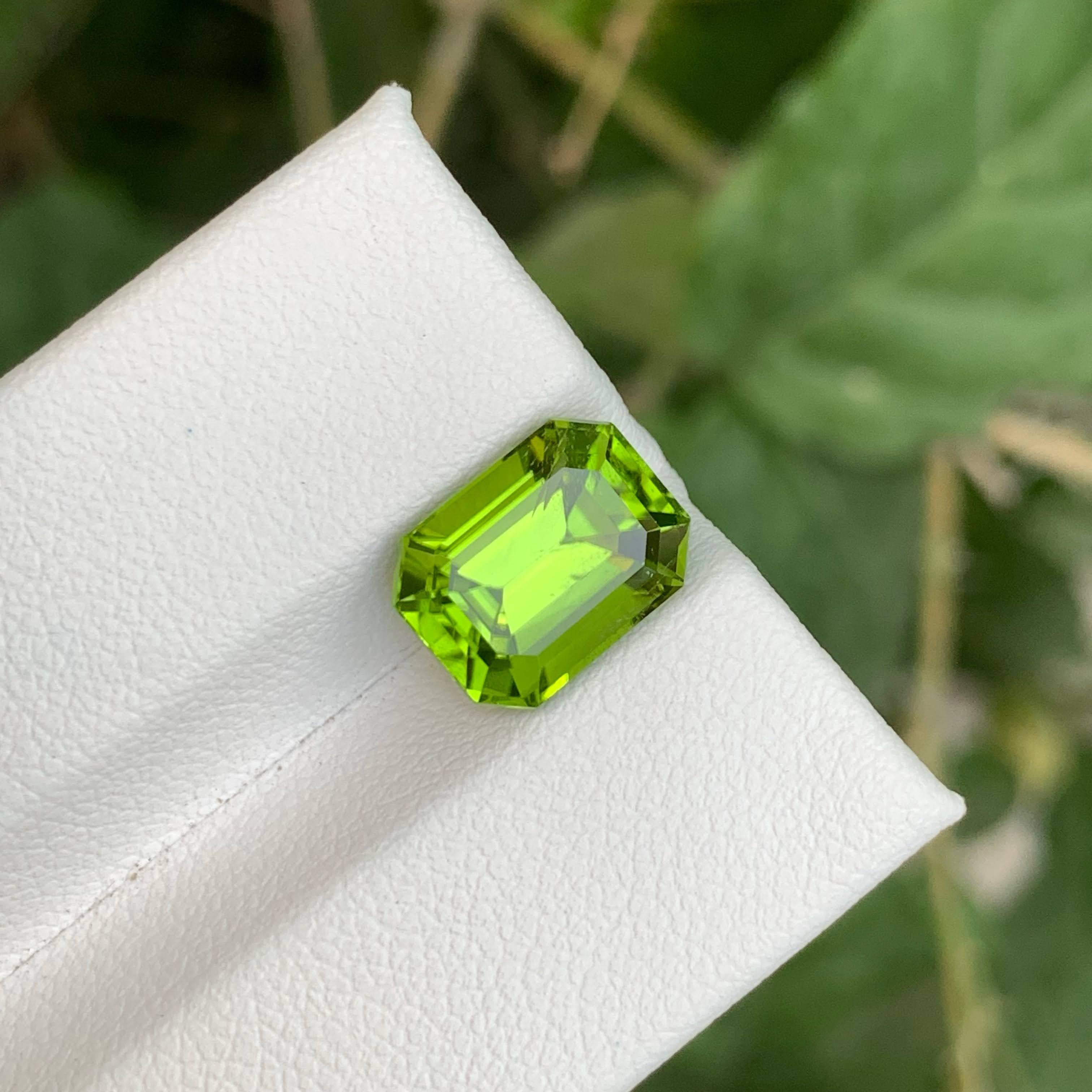 4.60 Carat Loose Vivid Green Peridot Stone Emerald Cut Natural Pakistani Gem For Sale 1