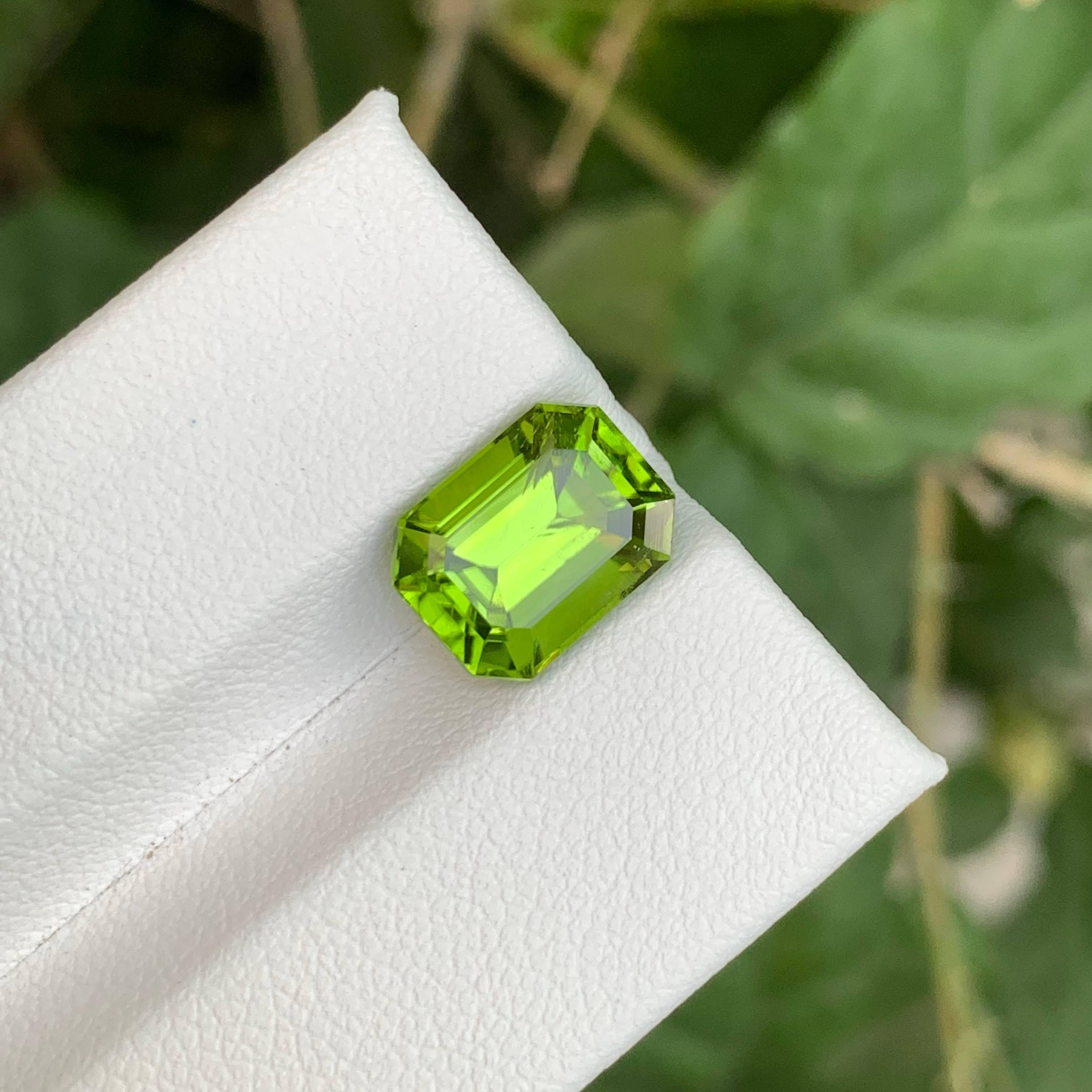 4.60 Carat Loose Vivid Green Peridot Stone Emerald Cut Natural Pakistani Gem For Sale 2