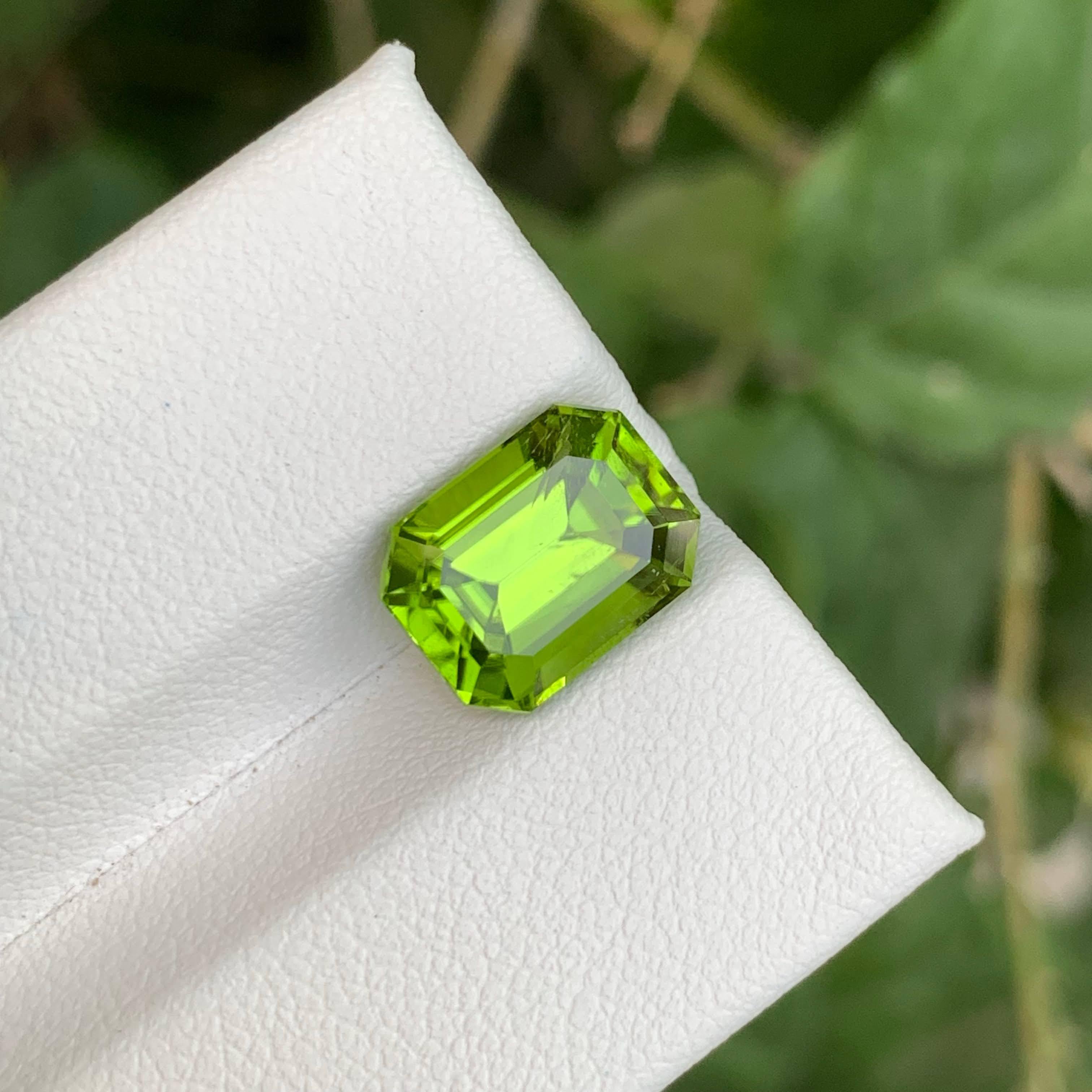 4.60 Carat Loose Vivid Green Peridot Stone Emerald Cut Natural Pakistani Gem For Sale 3