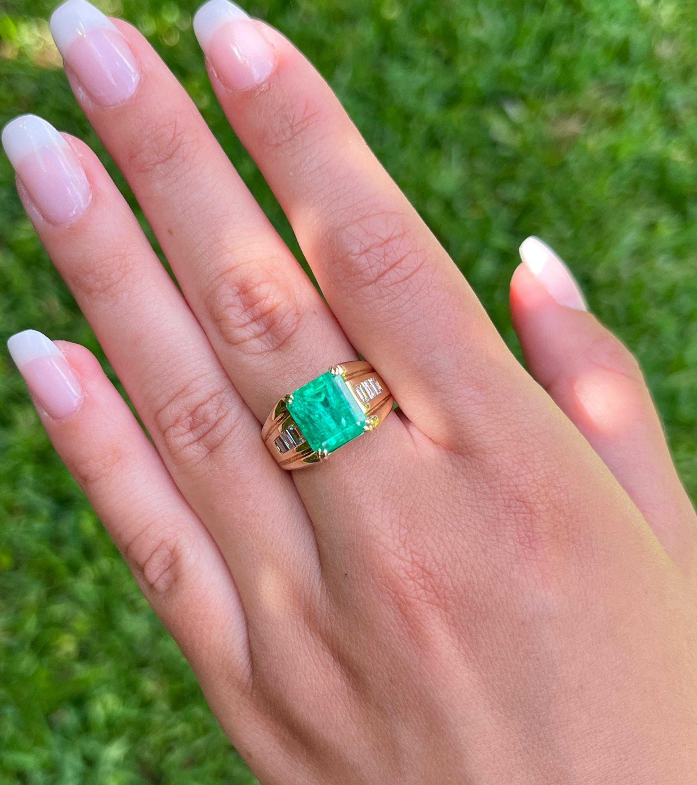 Natural 4.60 carat Colombian emerald and diamond unisex ring. The center stone is 4-prong set with the 