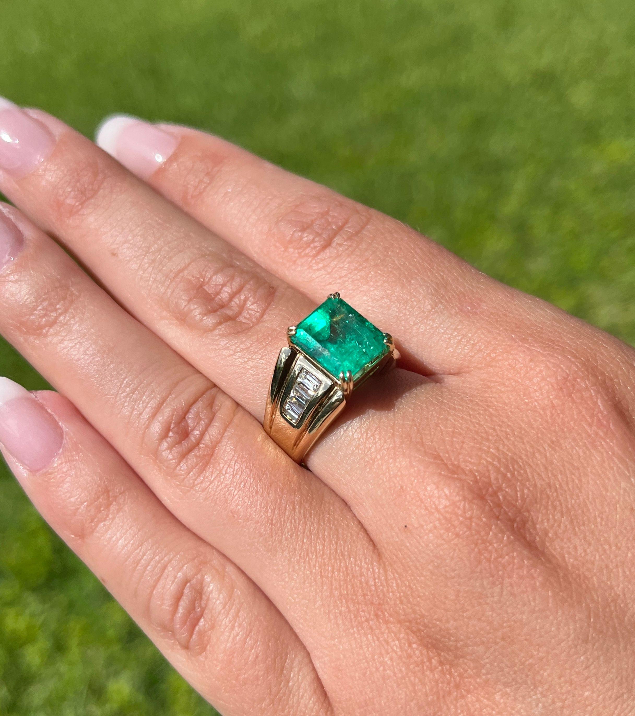Art Deco 4.60 Carat Natural Colombian Emerald & Baguette Diamonds in 14K Gold Unisex Ring For Sale