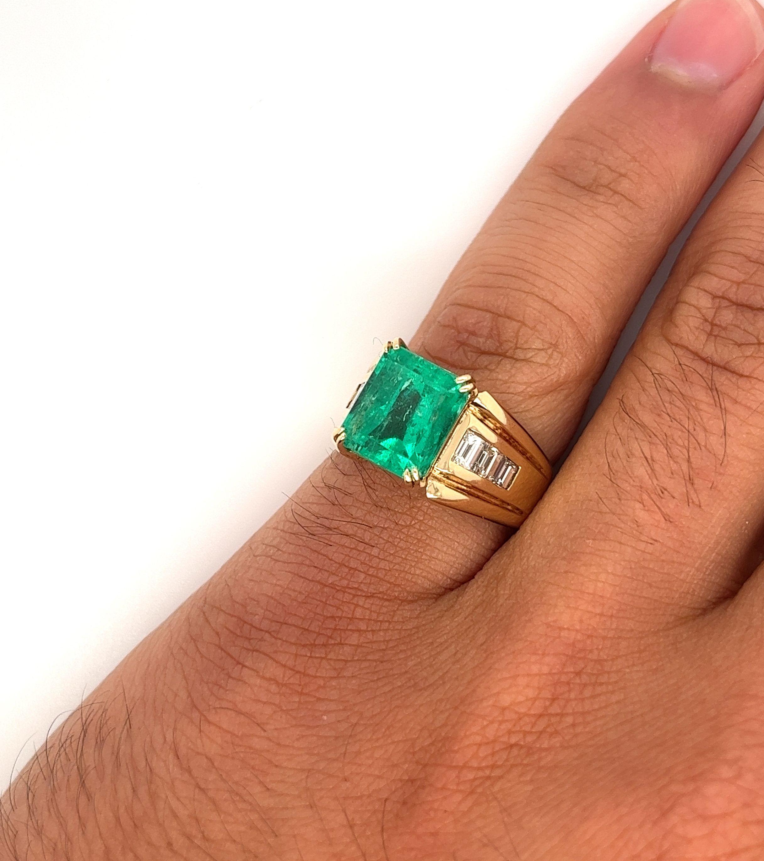 4.60 Carat Natural Colombian Emerald & Baguette Diamonds in 14K Gold Unisex Ring In New Condition For Sale In Miami, FL