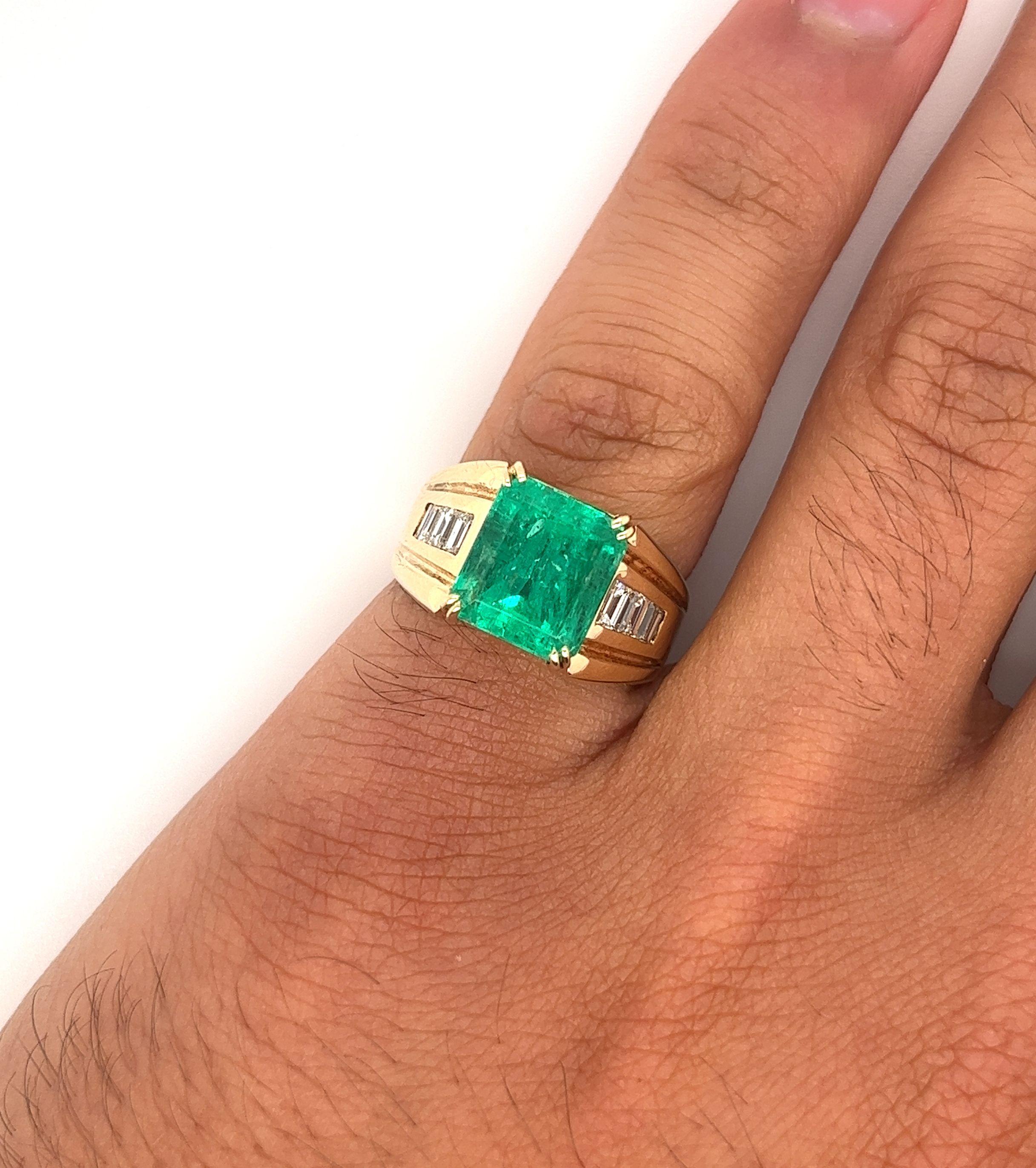 4.60 Carat Natural Colombian Emerald & Baguette Diamonds in 14K Gold Unisex Ring For Sale 1